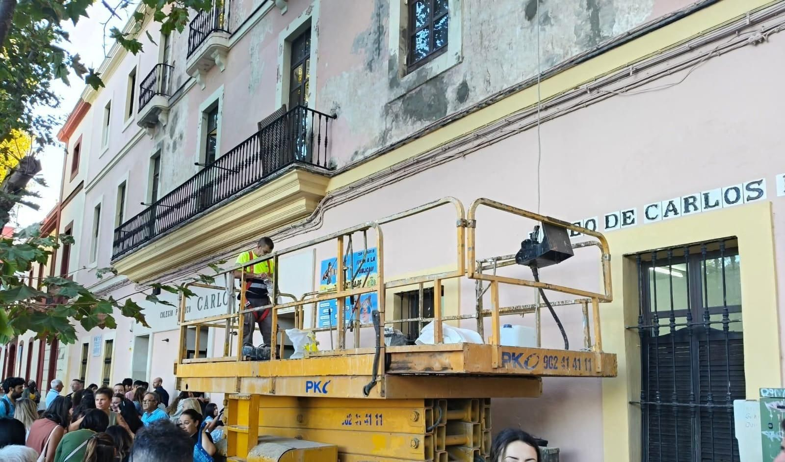 Grúa en la fachada del colegio Carlos III de Cádiz.
