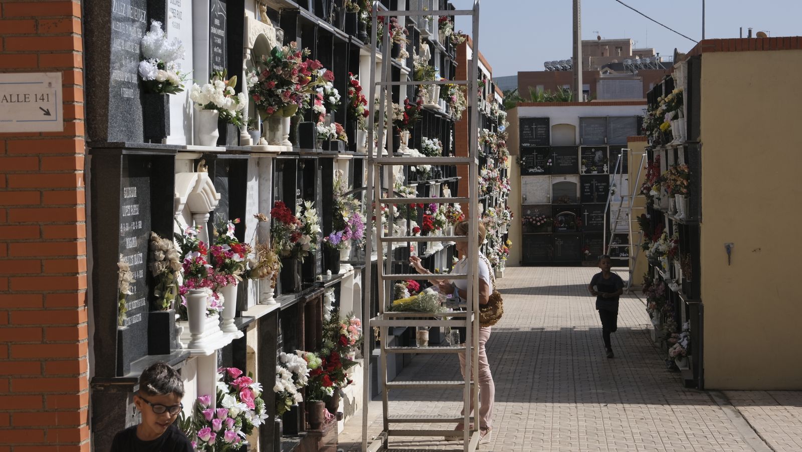 Imágenes del Día de Todos los Santos en el Cementerio de San José de Almería