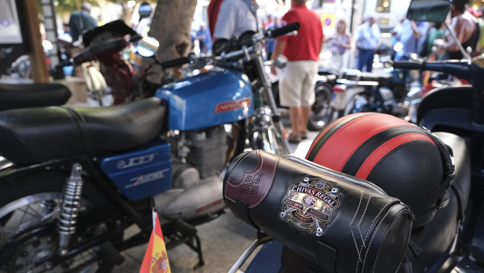 Las motos antiguas dan brillo a la Feria de Almería