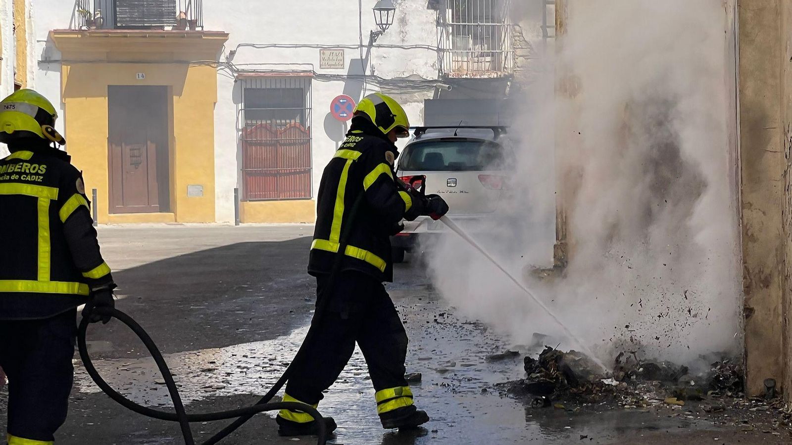 Bomberos apagando el fuego junto al lateral de la iglesia de San Marcos.