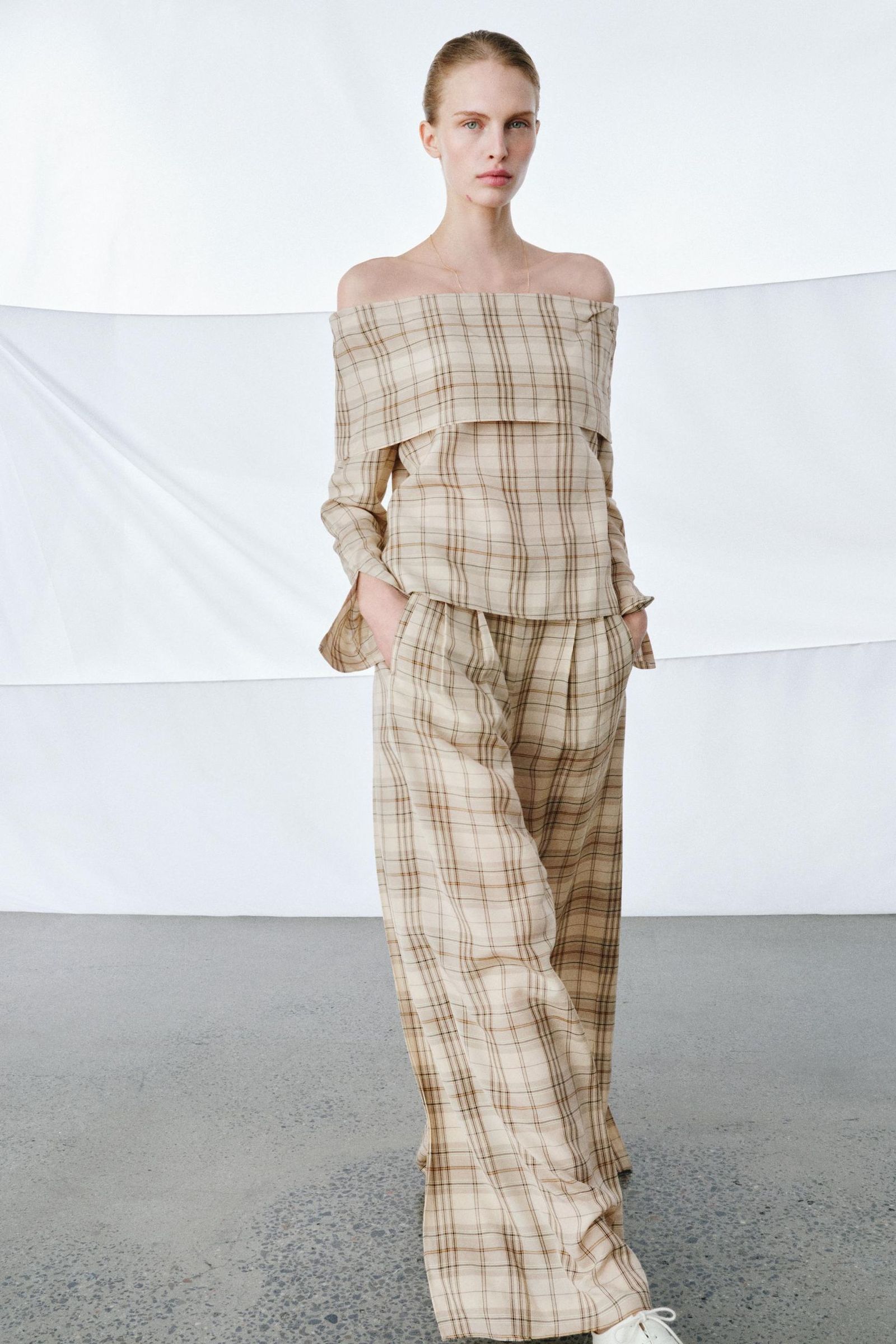 Pantalones de vestir de cuadros de Zara.