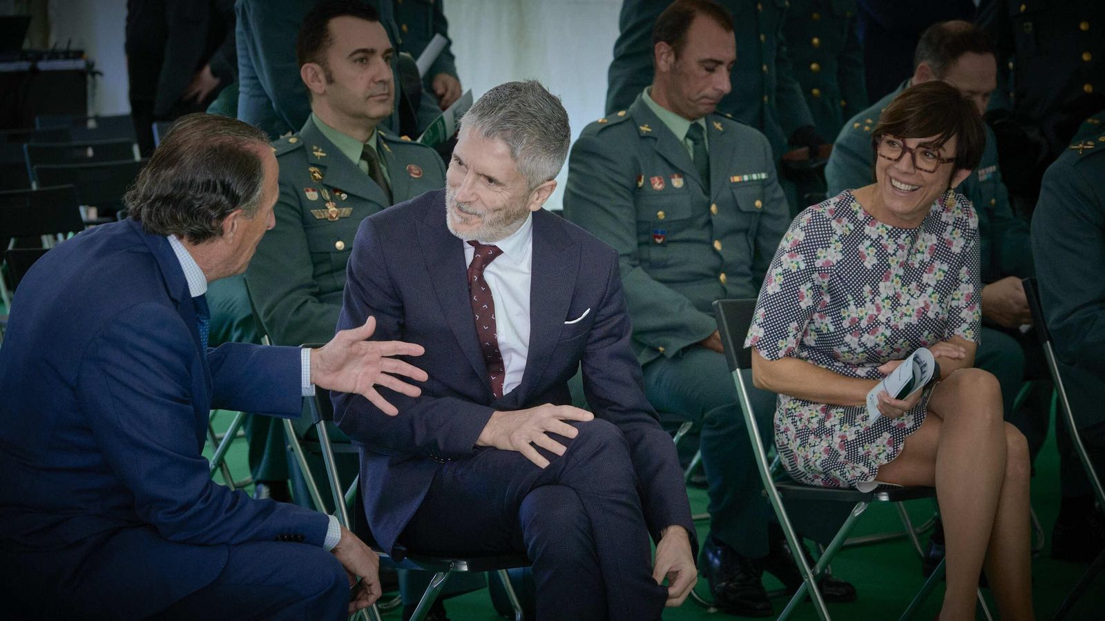 El ministro Grande-Marlaska conversa con el alcalde de Chiclana, José María Román, el pasado 17 de marzo.