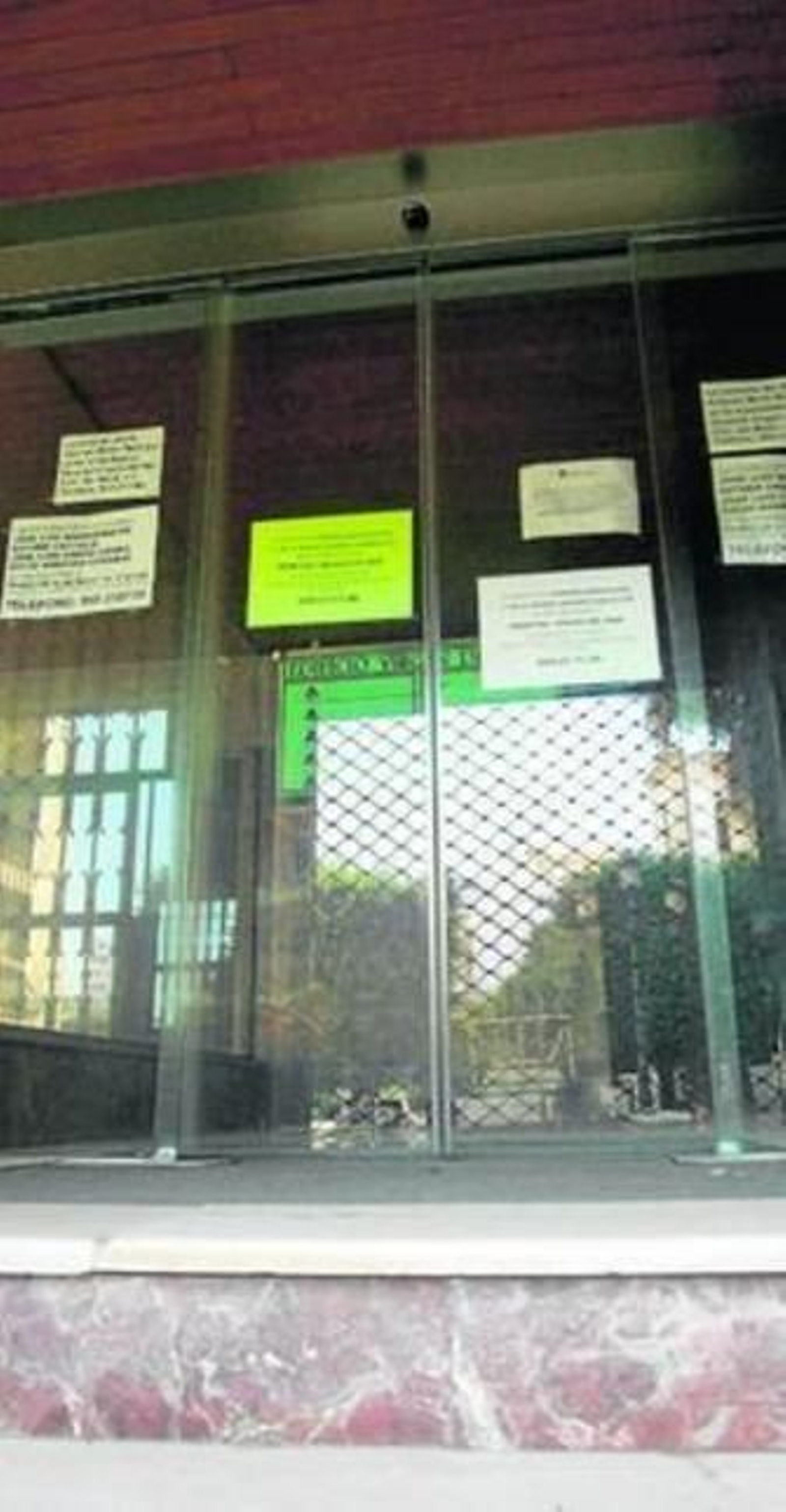 Carteles de los médicos con sus nuevas direcciones en el Sanatorio.