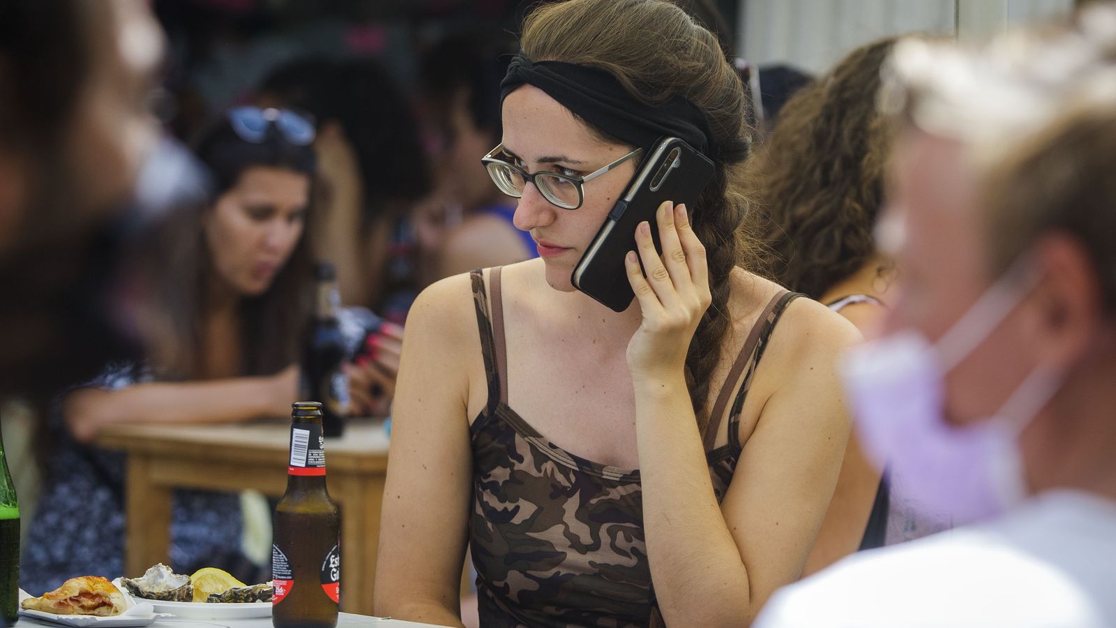 Clientes en el Rincón Gastronómico del  Mercado.