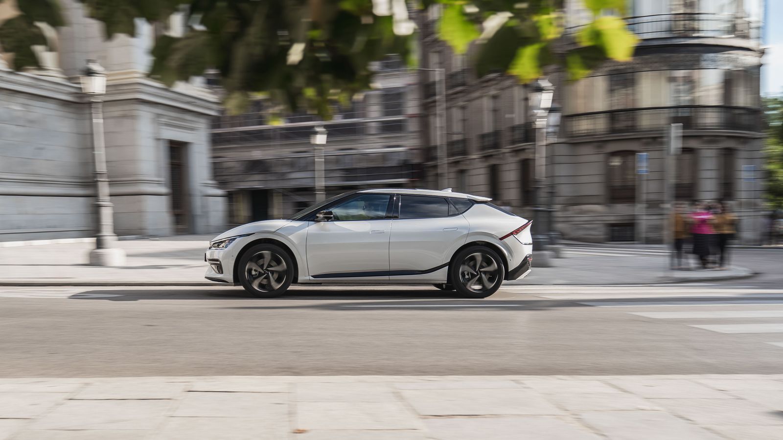 La plataforma E-GMP permite elegir entre dos tipos de baterías y uno o dos motores. También recargas con corriente continua hasta de 240 kW. La autonomía máxima es de 528 km.