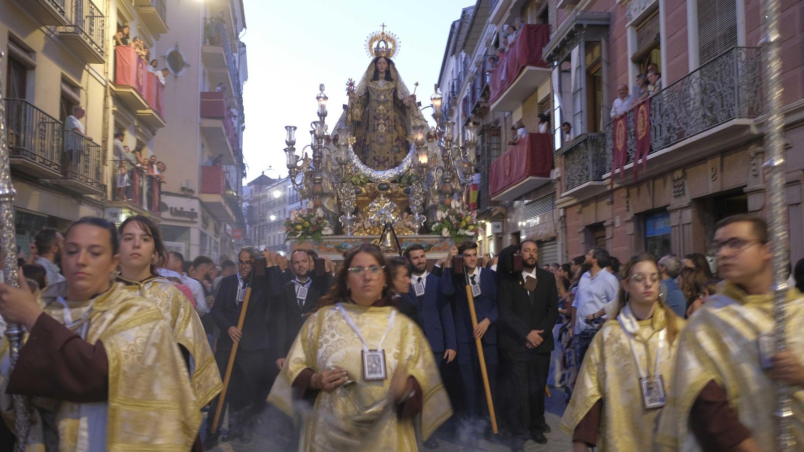 Los balcones del recorrido común se engalanaron para la ocasión.