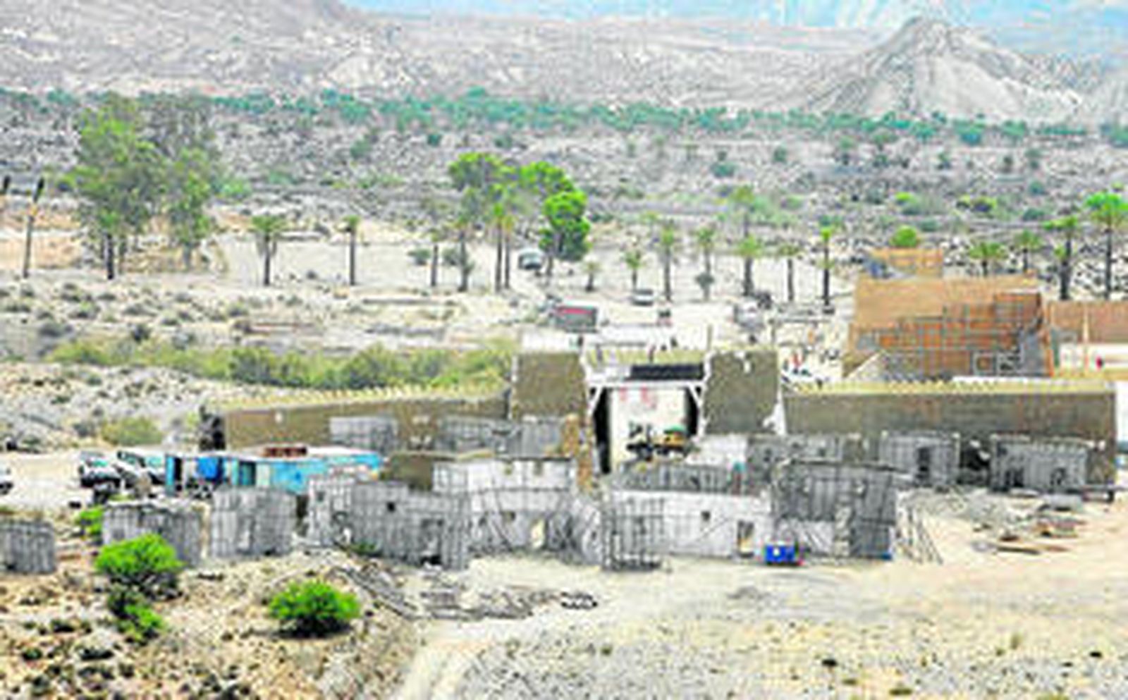 Decorados que se construyen en el paraje del Chorrillo en Sierra Alhamilla para la película 'Exodus'.