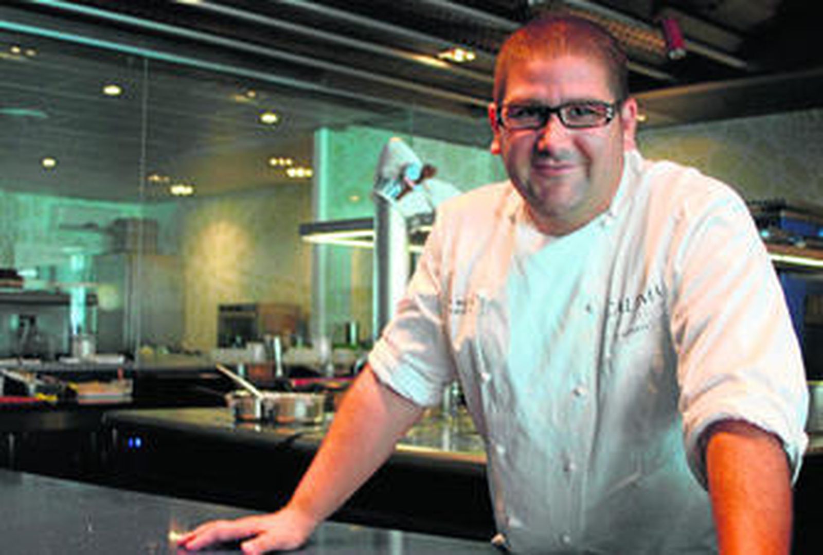 El chef entre los fogones de Calima, uno de los establecimientos que posee en la provincia de Málaga.