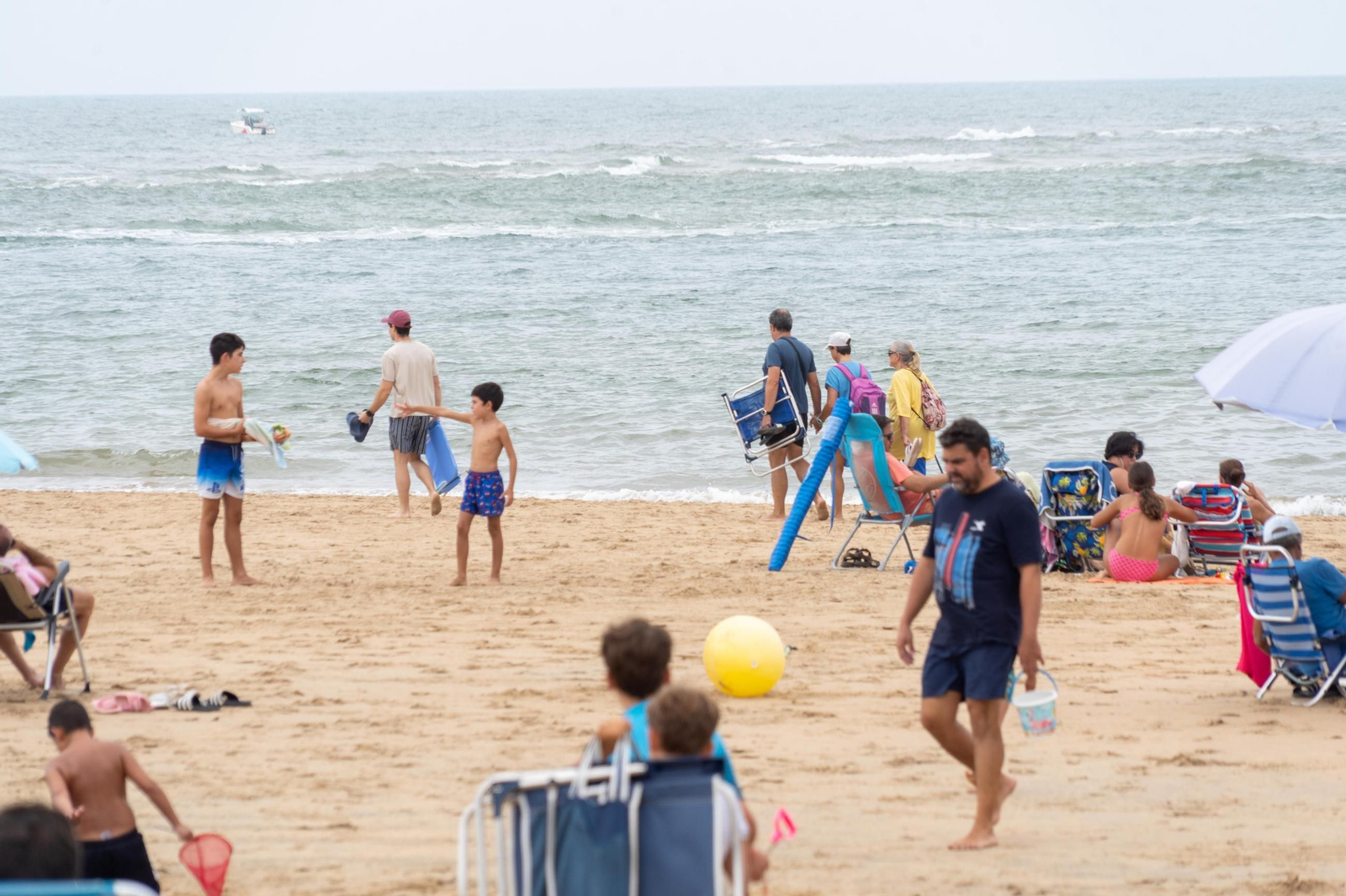 La mañana nublada en las playas de El Portíl