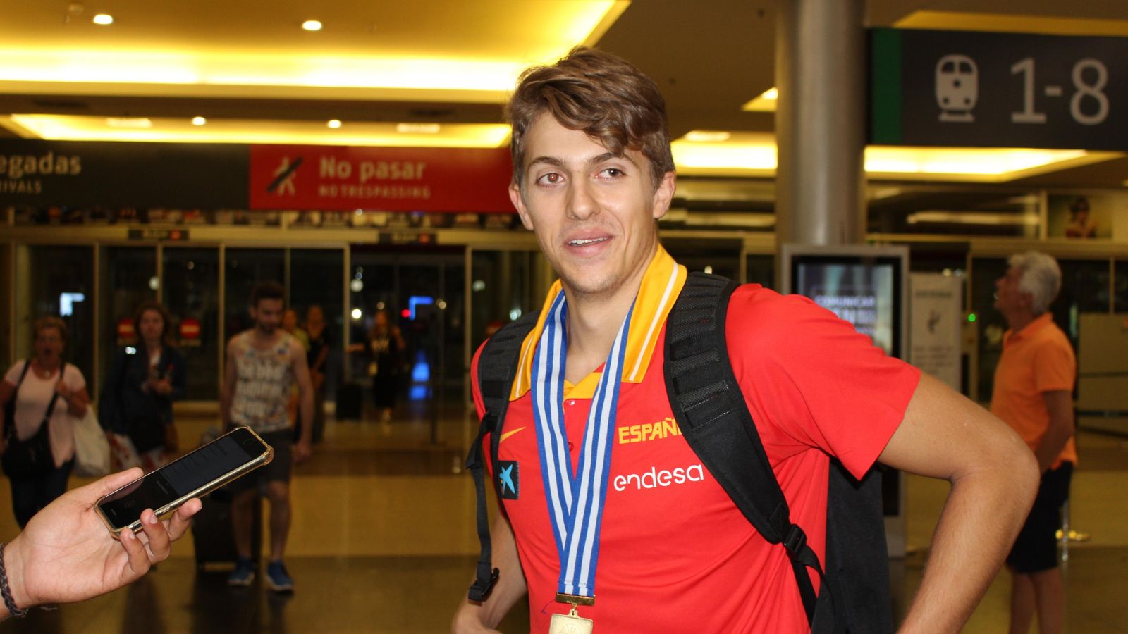 Alessandro Scariolo sonríe durante la entrevista.