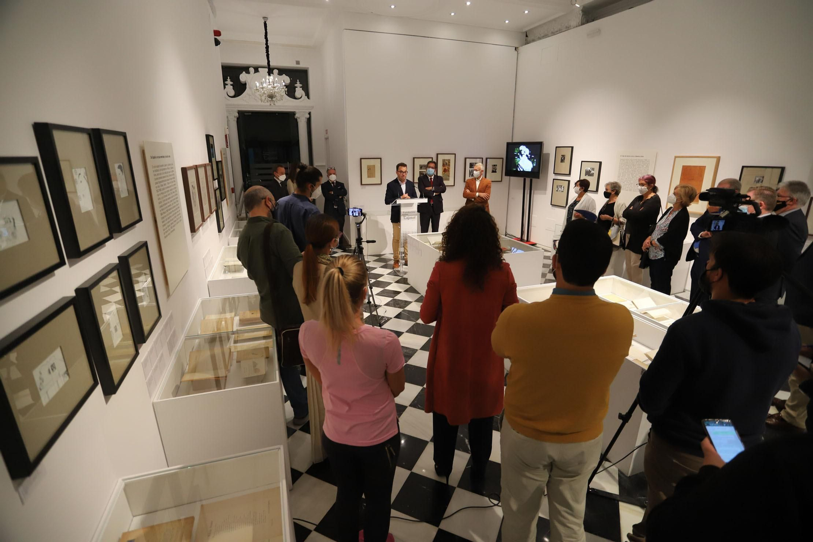 Las imágenes de la inauguración de la exposición 'Los Nuestros. Un puente de palabras'en el Comercial