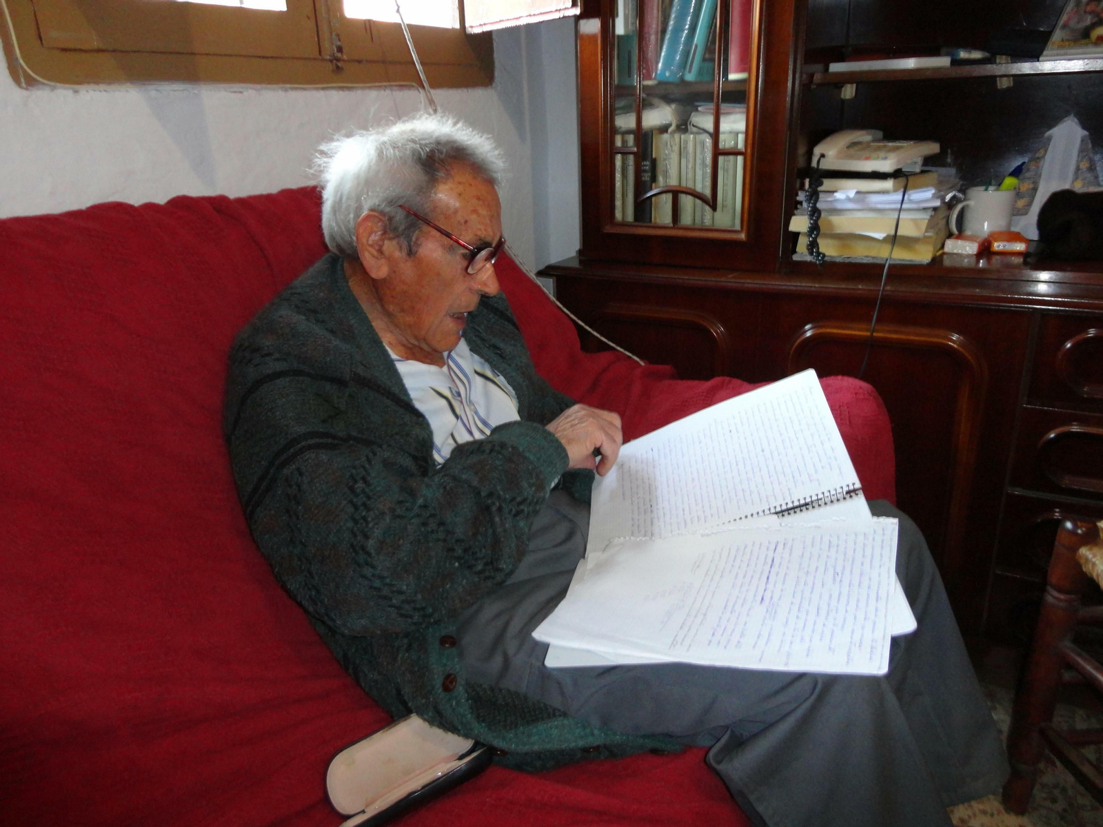 Leyendo una de sus poesías en su casa en 2016.