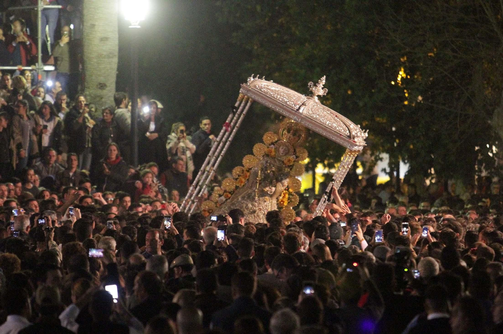 Las imágenes de la procesión de la Virgen del Rocío por la aldea en el Lunes de Pentecostés