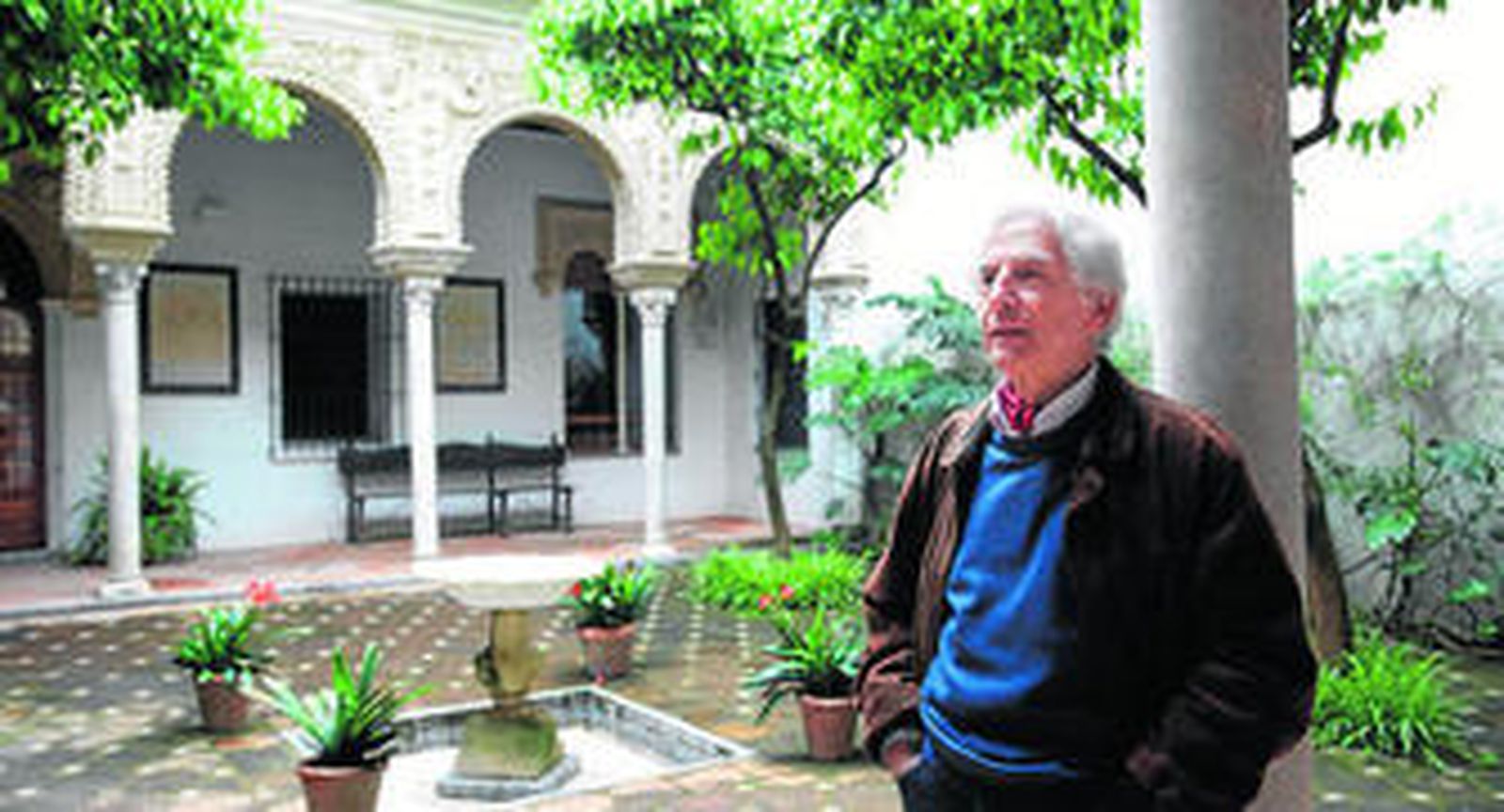 Antonio Collantes de Terán, en la Real Academia de Buenas Letras, durante un momento de la entrevista.