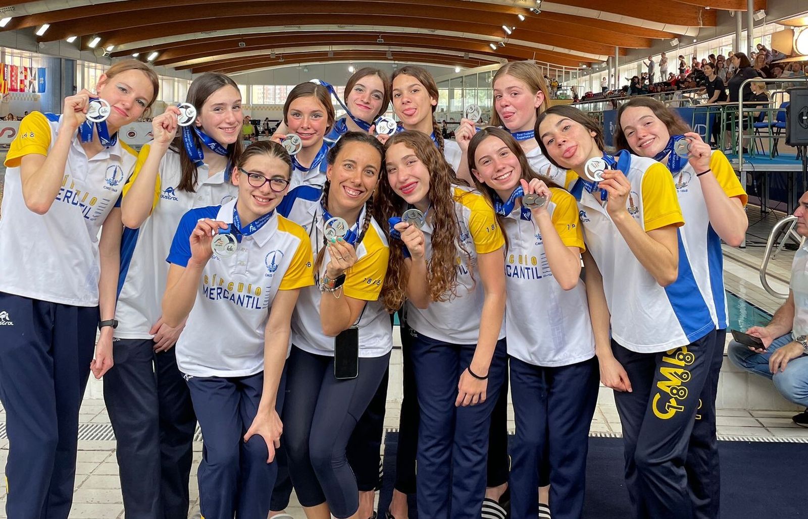 El combo infantil del Círculo Mercantil posa con su medalla de plata.