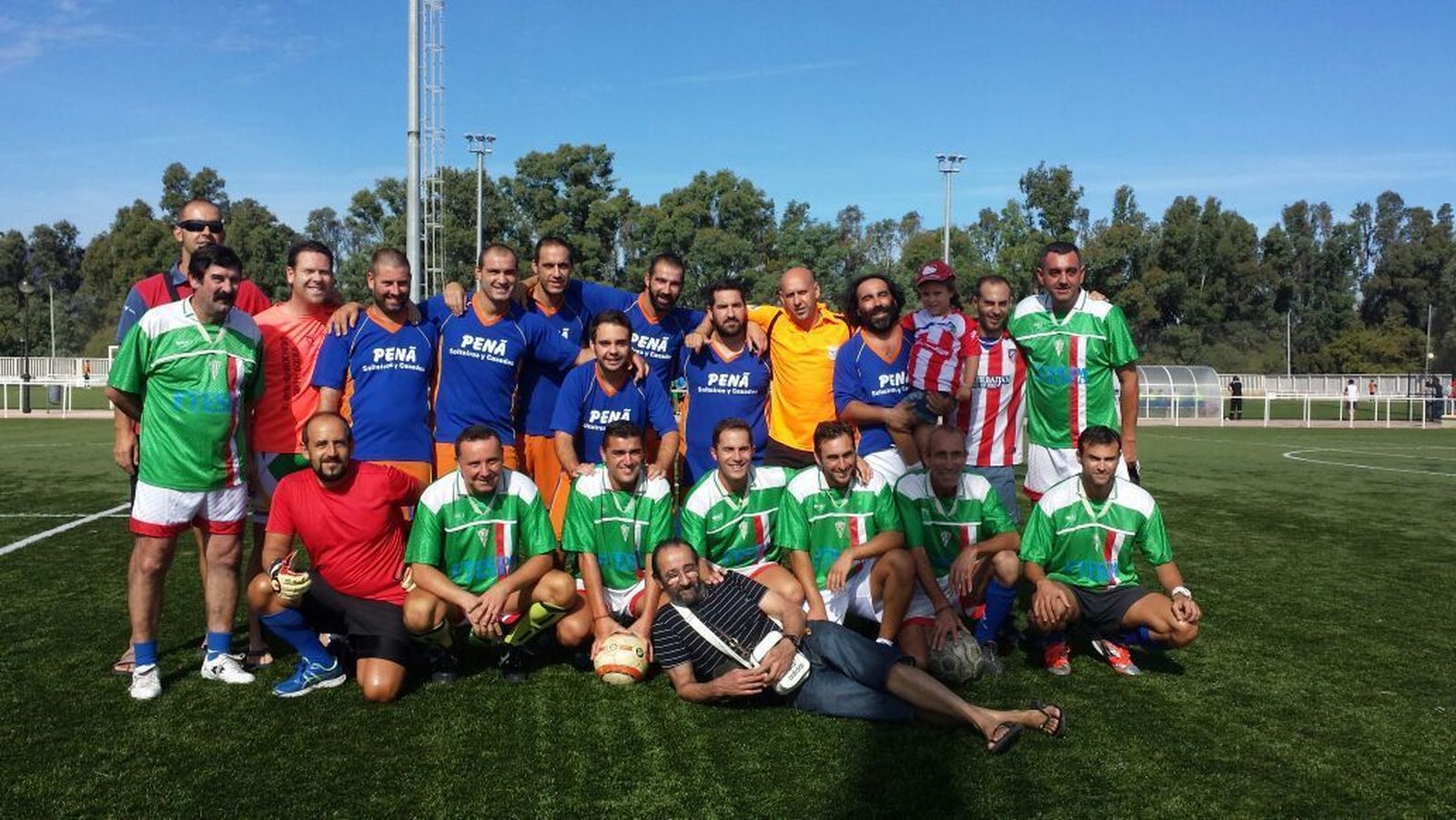 Los jugadores del partido de fútbol posan en familia sobre el césped de los Anexos de la Menacha. En primer plano, tumbado, el desaparecido Carlos Amado.