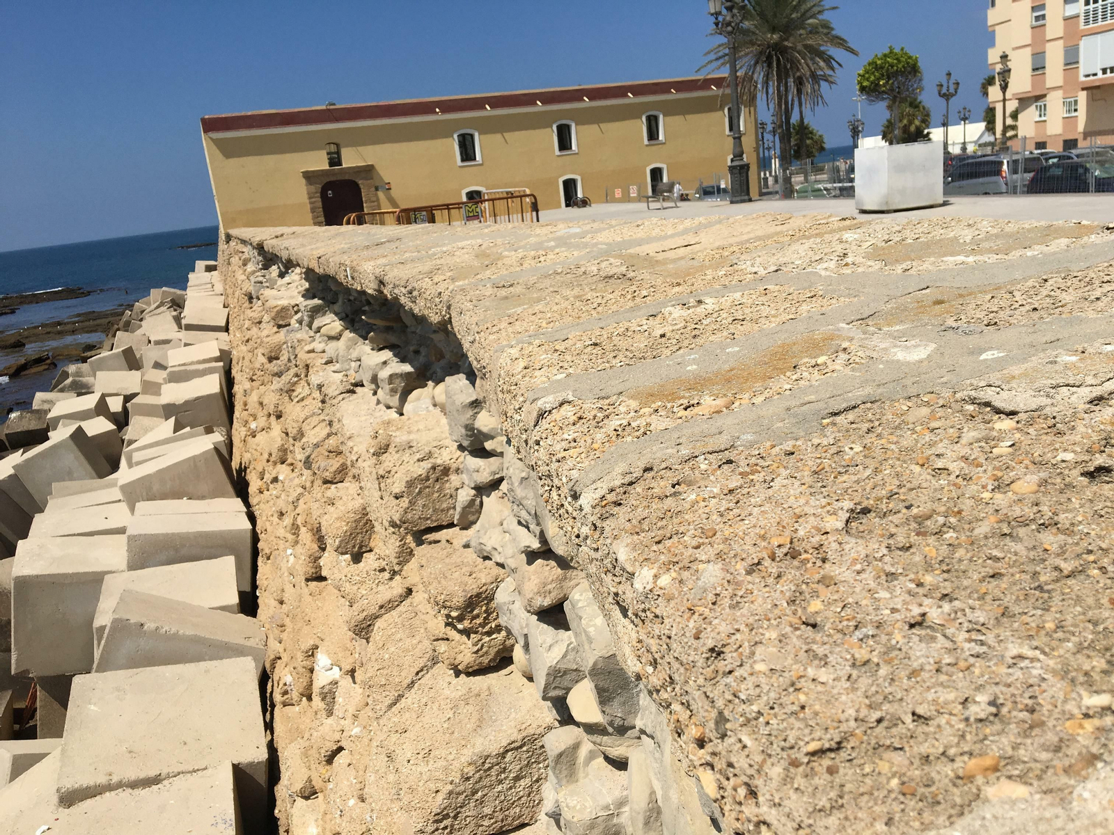 La parte interior de los pretiles están descarnadas.