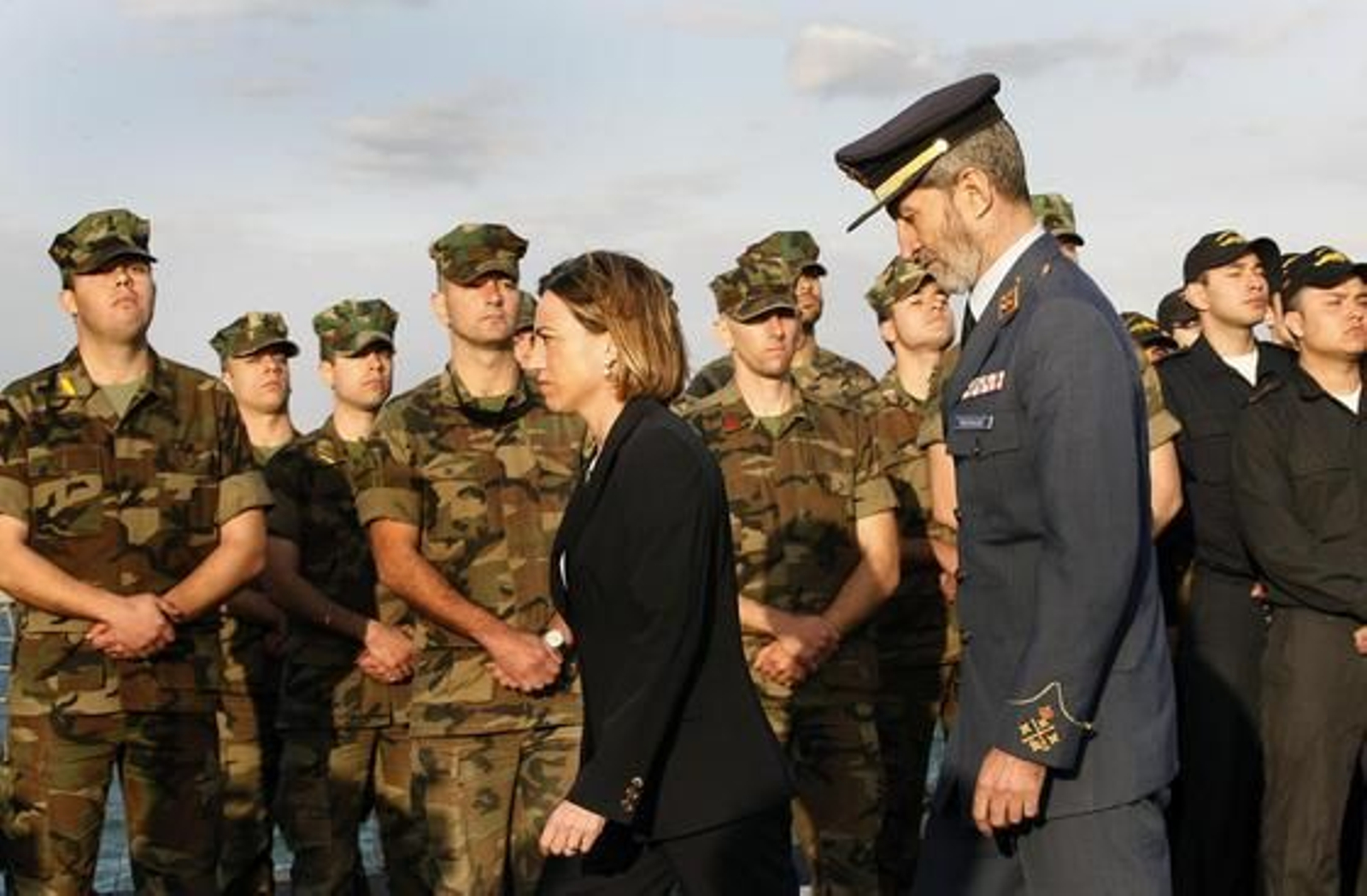 La fragata Méndez Núñez ha partido esta tarde de la Base Naval de Rota, con la presencia de la ministra de Defensa, Carme Chacón./Fito Carreto

Foto: Fito Carreto