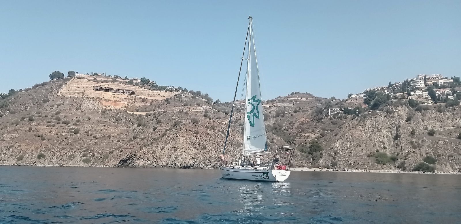 Un barco de Ecologistas en Acción en la costa de Granada.
