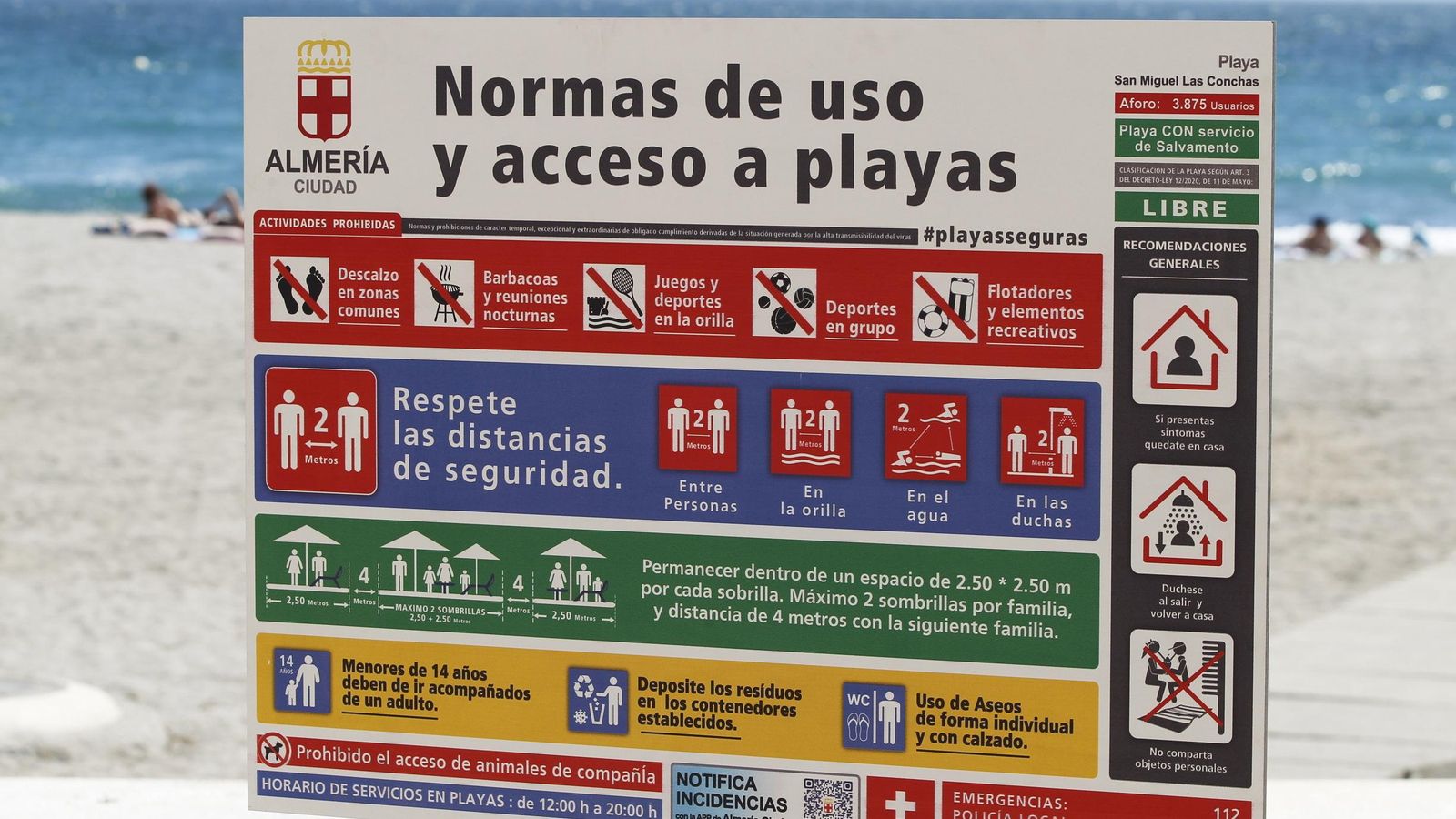 Carteles de advertencia con el uso y el acceso a las playas.