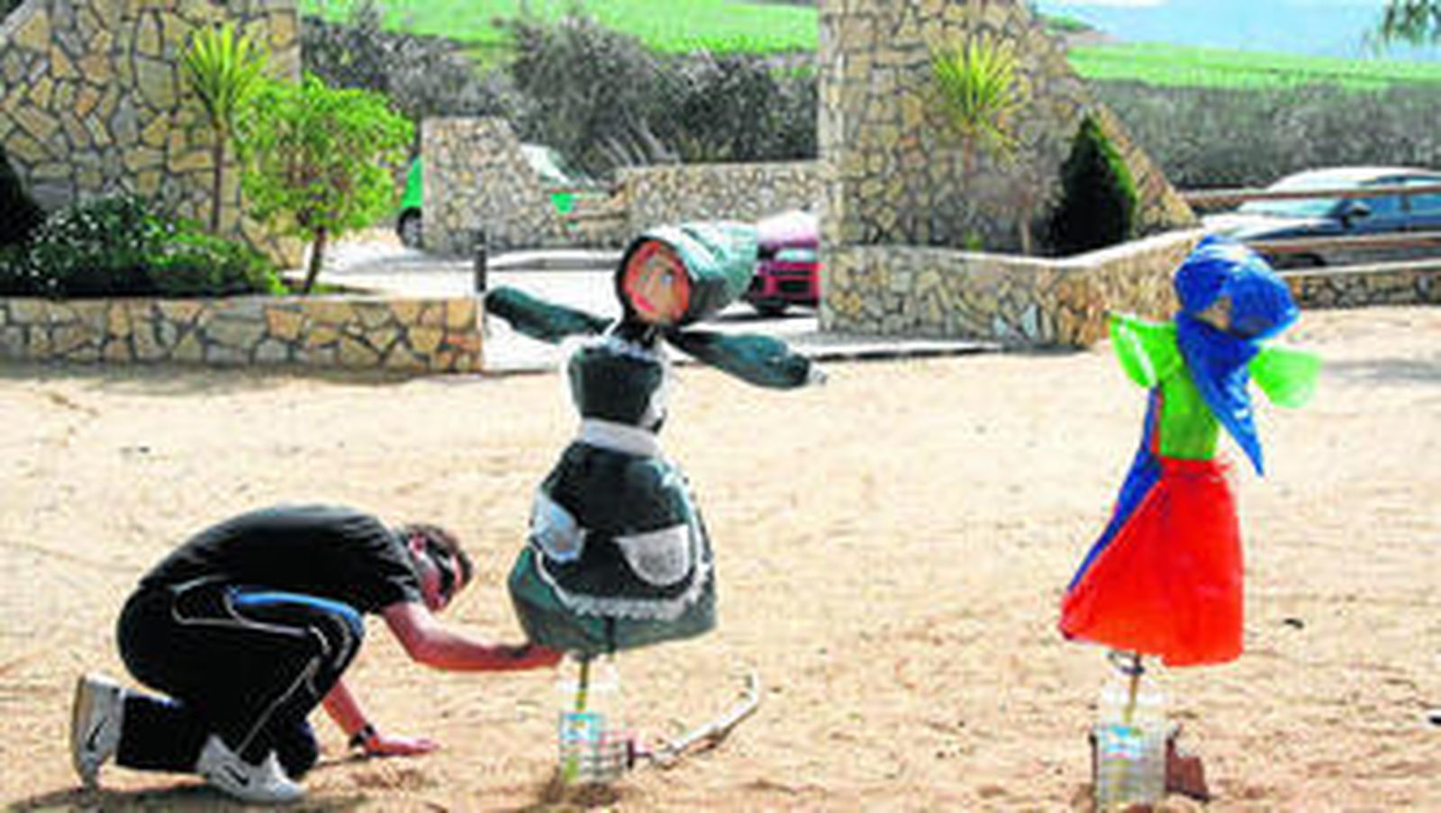 En municipios como Pulpí la tradición es quemar las viejas, en vez de lanzarles piedras.