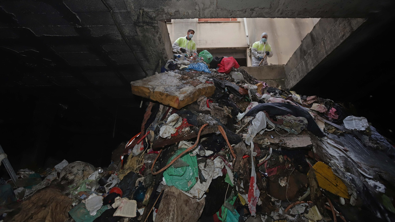 Fotos de las tareas de limpieza del edificio okupa en El Secano