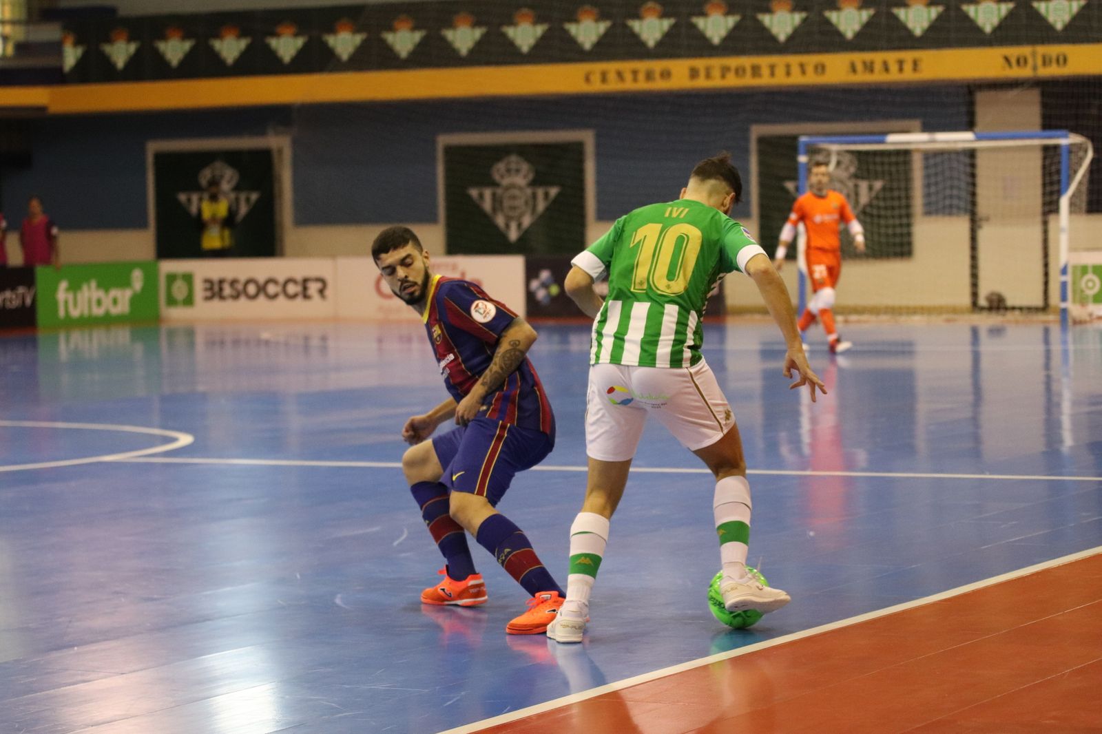 Ivi, ante un rival azulgrana en un lance del partido.