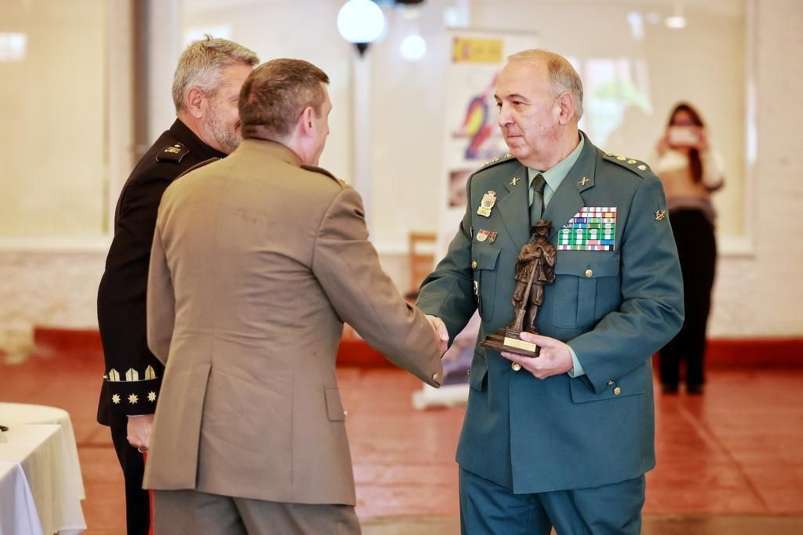 Las imágenes del día de la Subdelegación de Defensa en Cádiz y entrega de reconocimientos