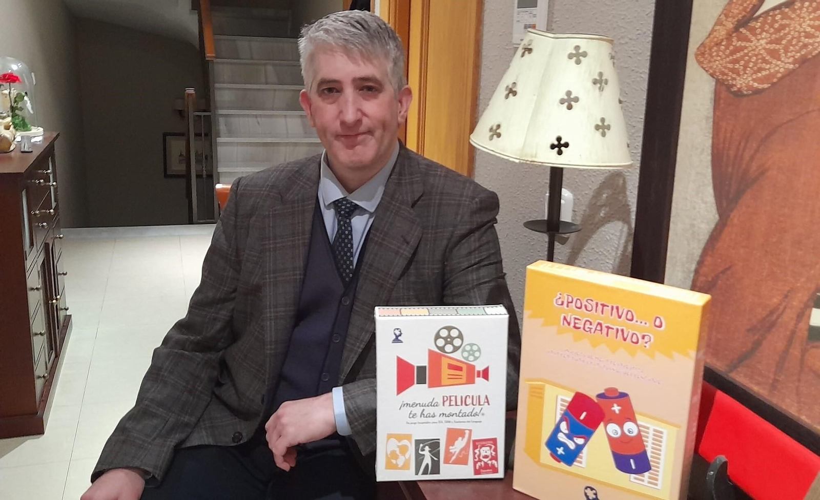 Juan Pedro Parra, con el juego publicado en su editorial y el que saldrá a la venta en marzo. Juan Pedro Parra, con el juego publicado en su editorial y el que saldrá a la venta en marzo.