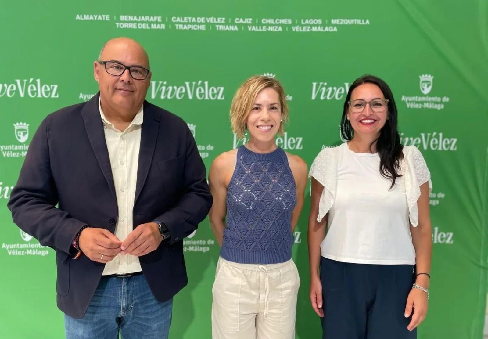 El alcalde del municipio, Jesús Lupiáñez, junto con la deportista Clara Santiago y la concejala de Deportes, Rocío Ruiz
