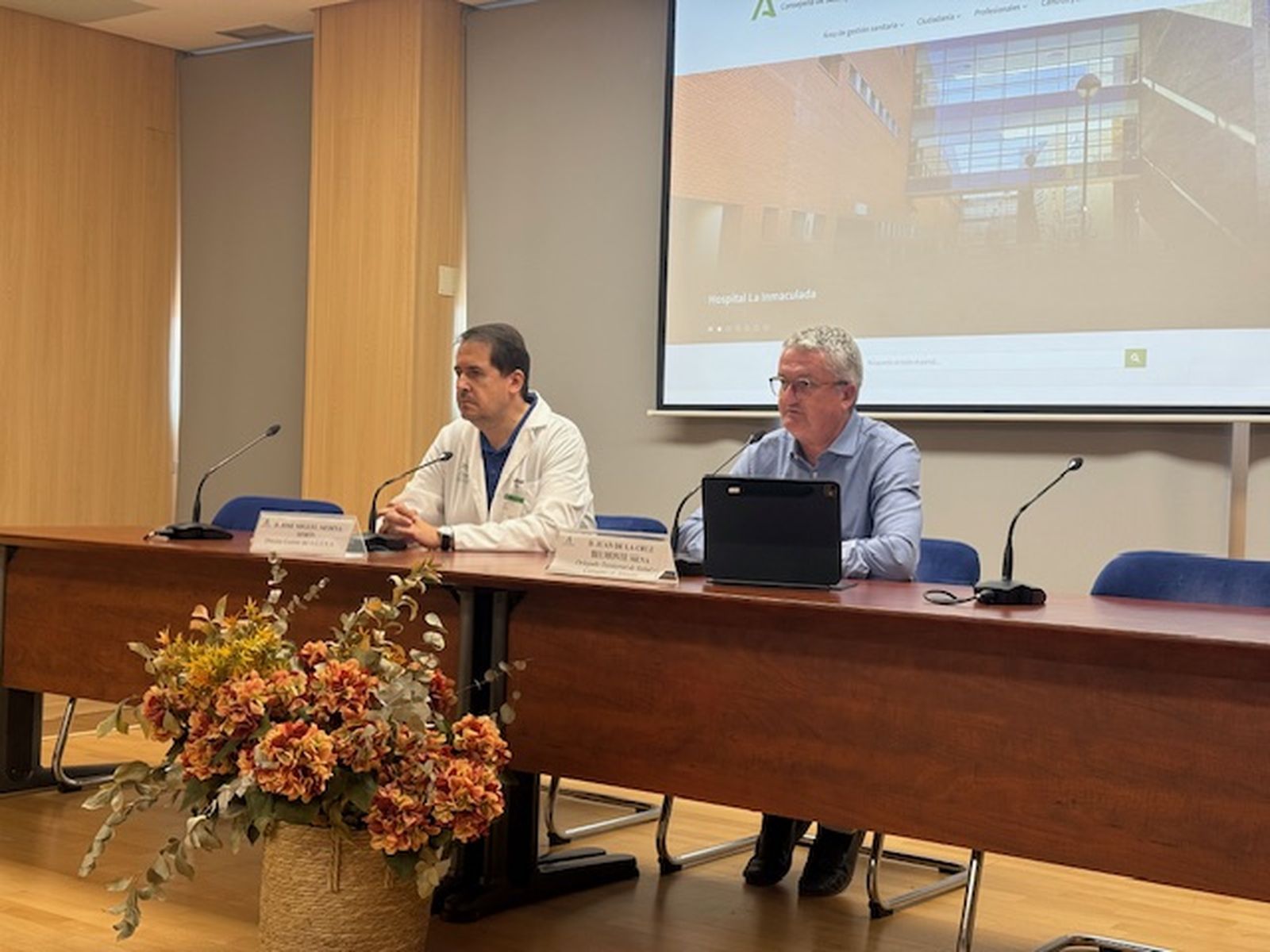 El delegado presenta la nueva web en el Hospital La Inmaculada de Huércal-Overa