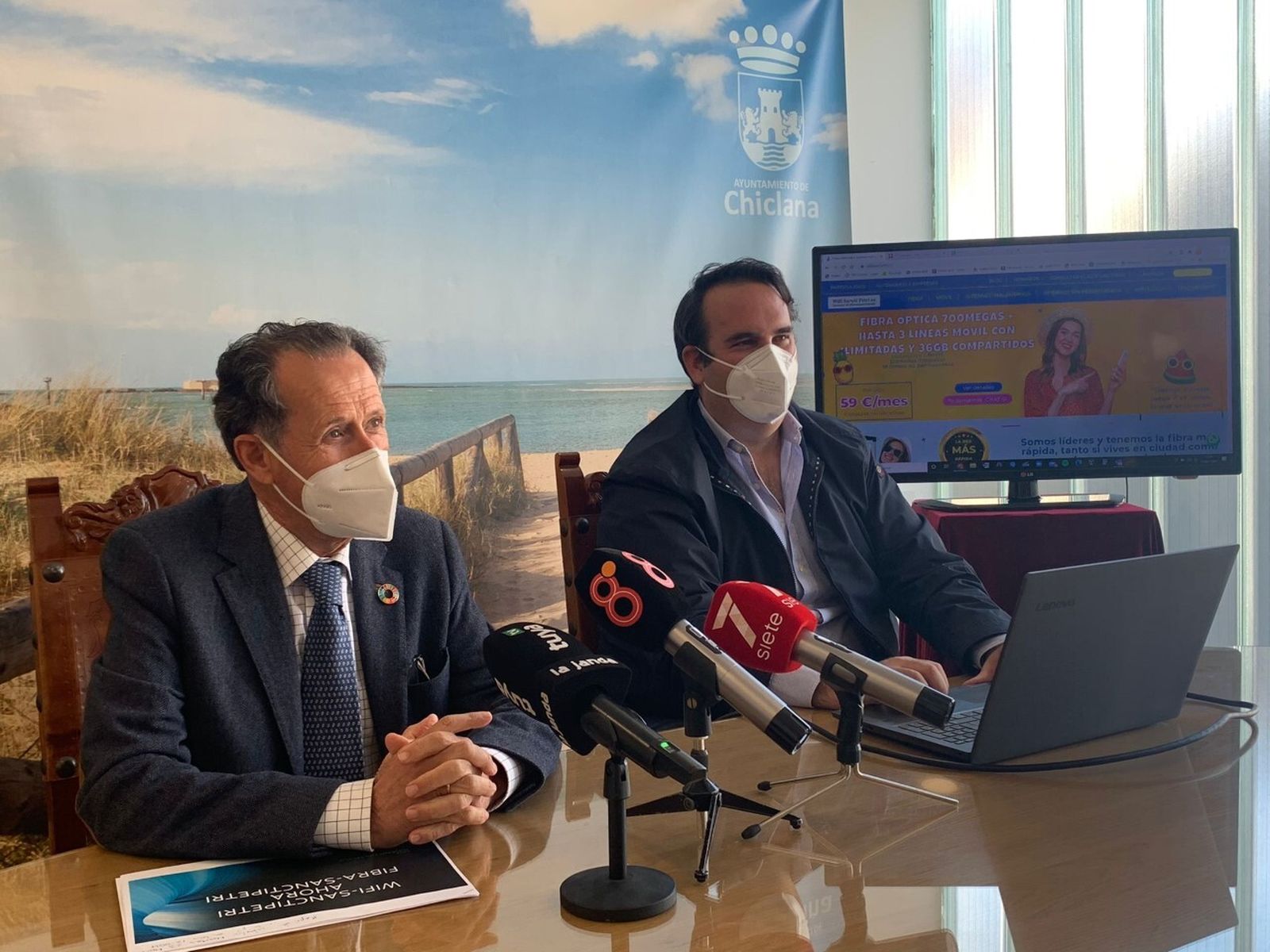 El alcalde con el gerente de la empresa, Luis Sánchez.