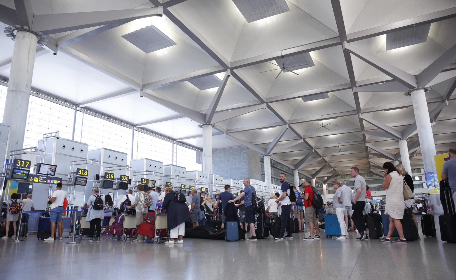 Pasajeros en el aeropuerto de Málaga.