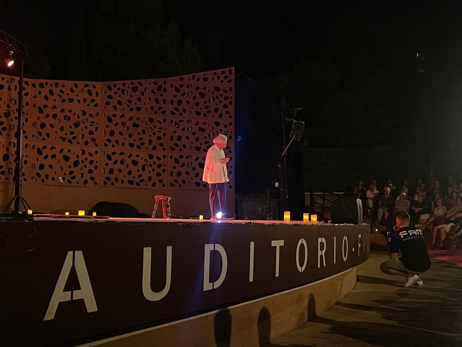 El Brujo durante su actuación en Alharín de la Torre.