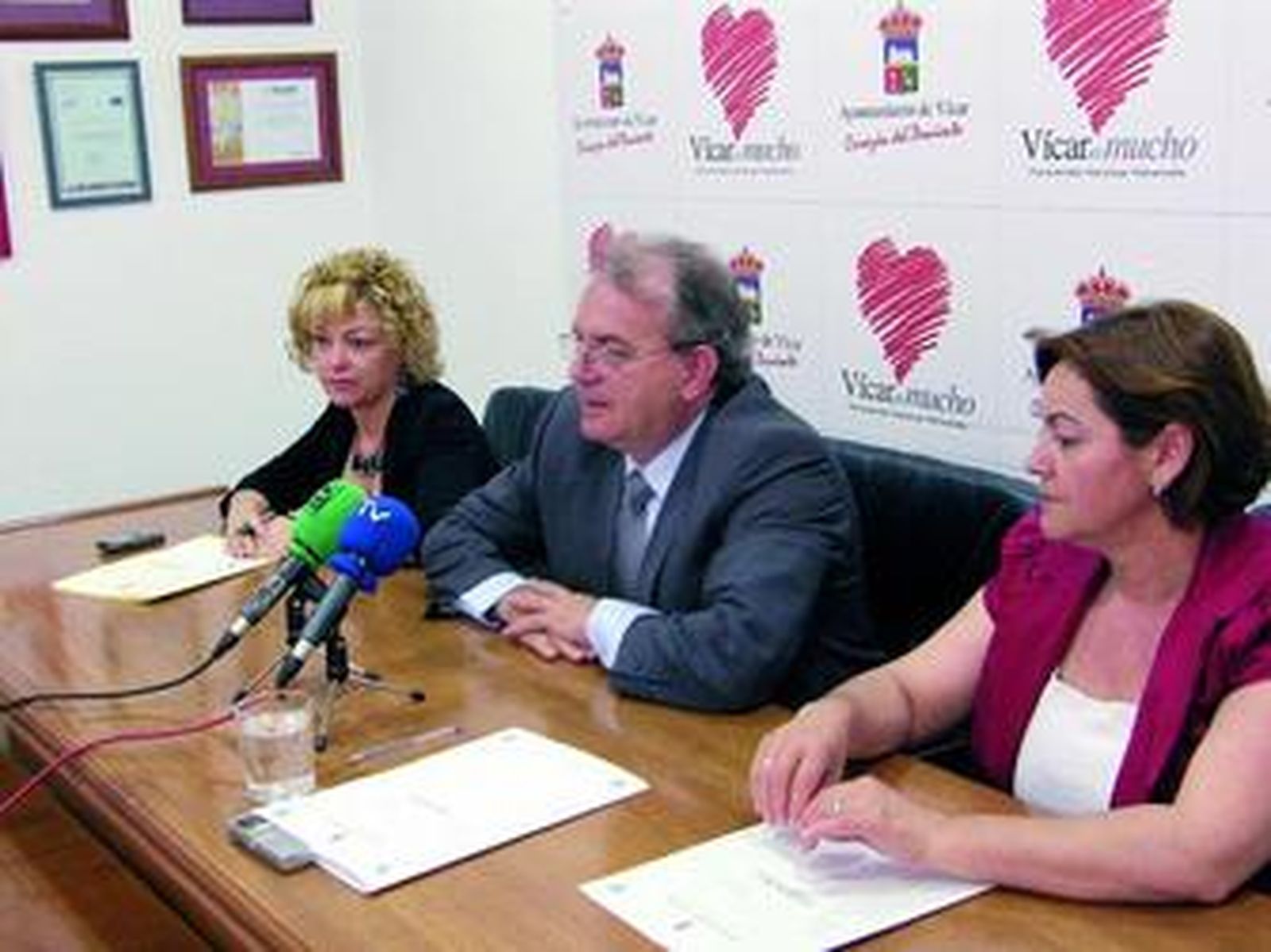 El alcalde, Antonio Bonilla, junto a las concejales de Políticas Sociales.