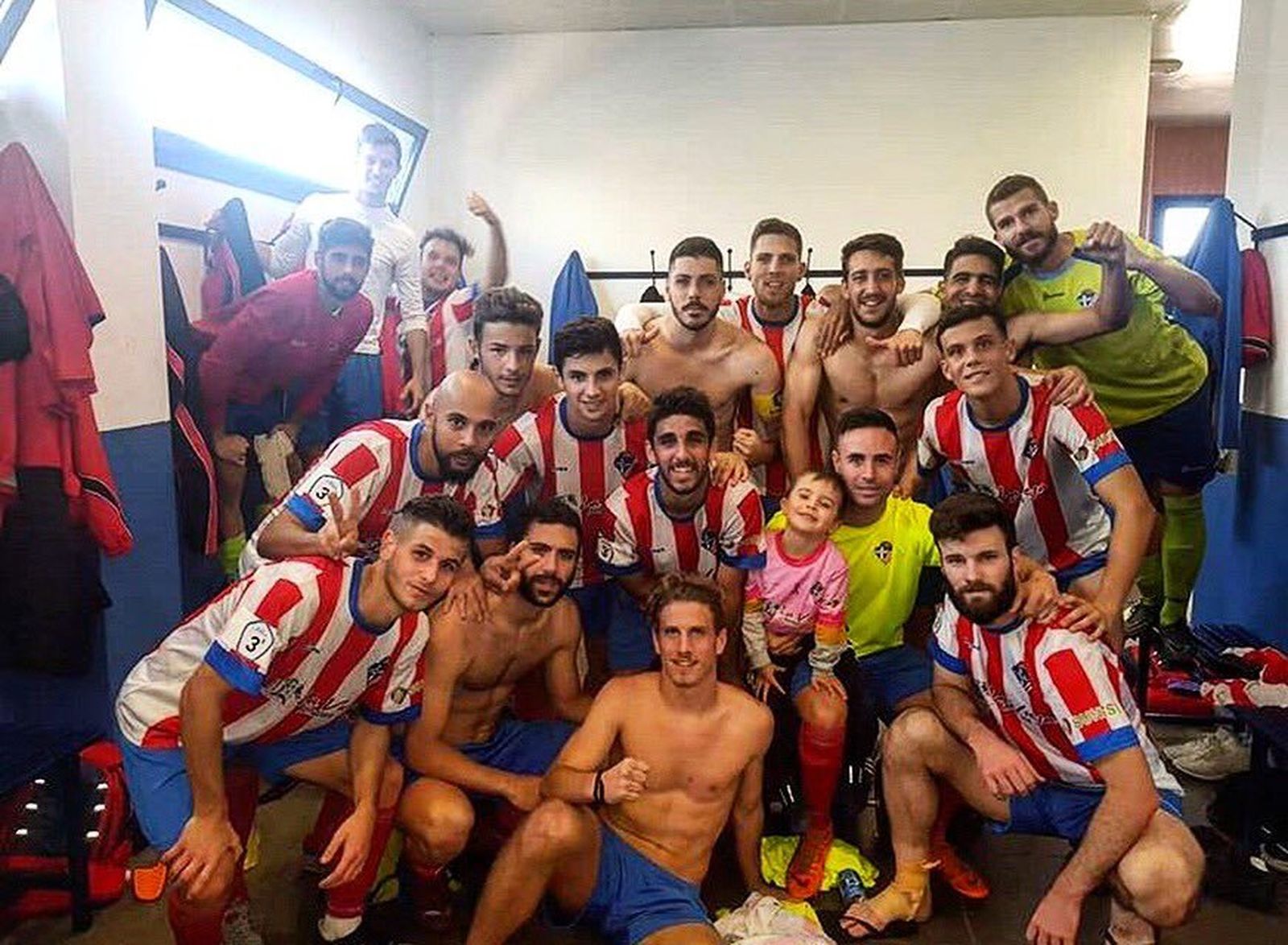 Jugadores del Poli celebrando el punto logrado ante el Vélez.