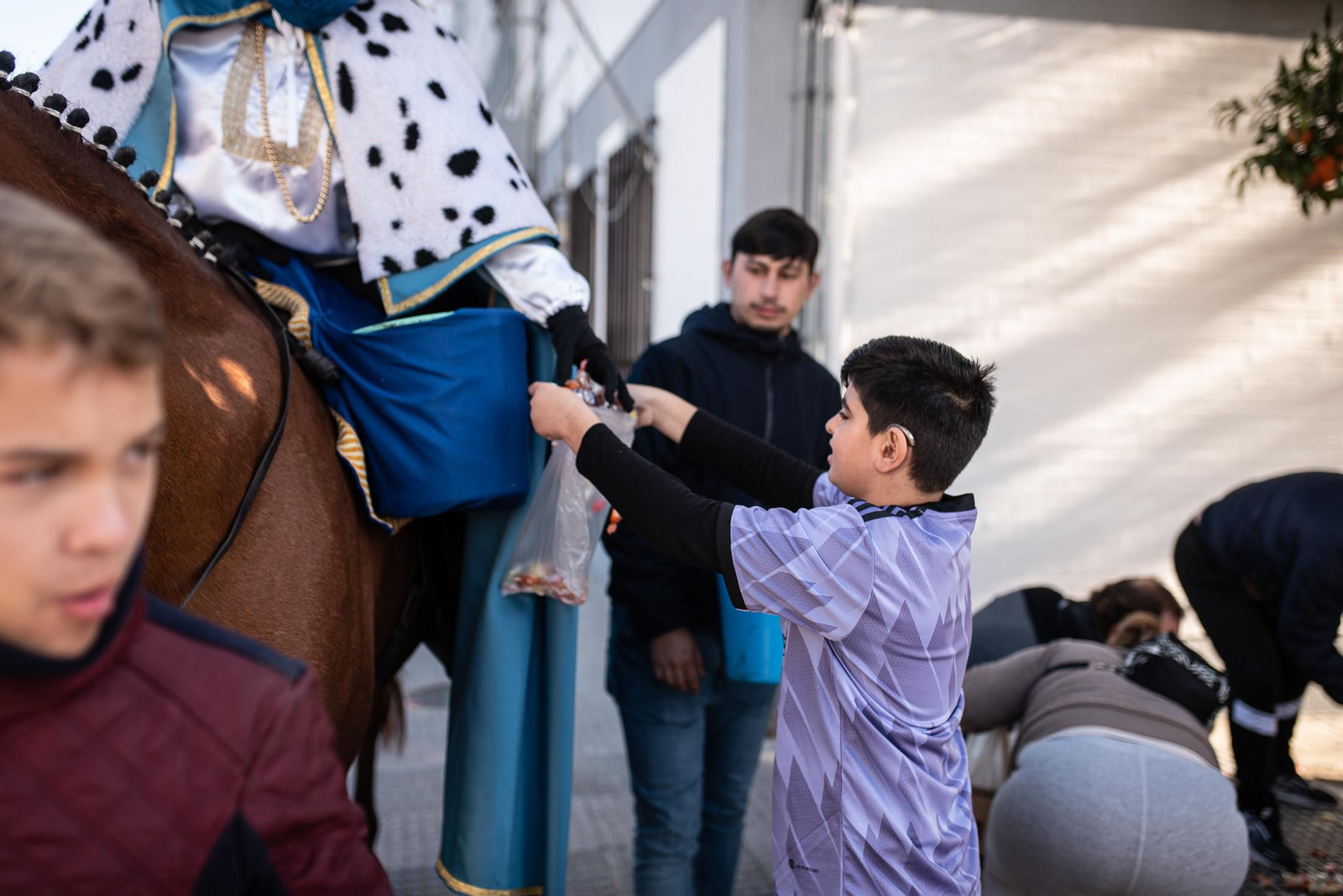 Los Reyes Magos traen la ilusión a los barrios de Huelva, en imágenes