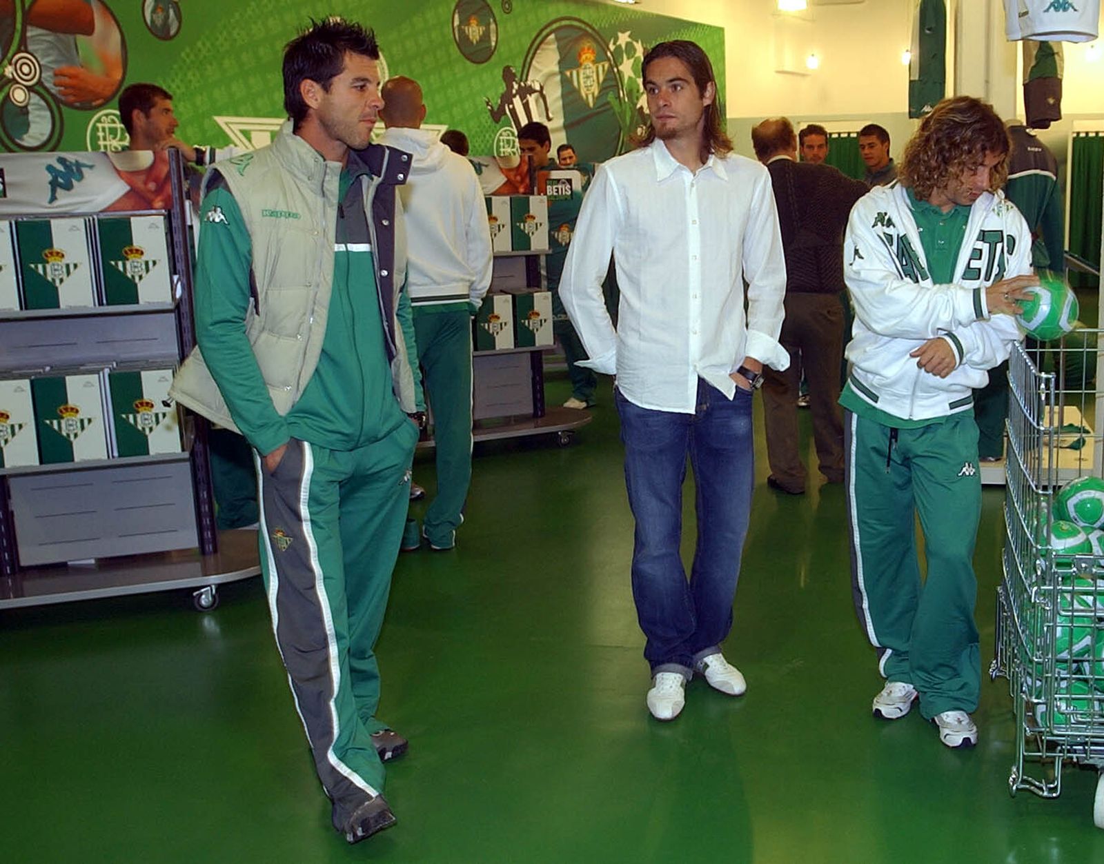 Asistentes a la inauguración de la tienda en 2006