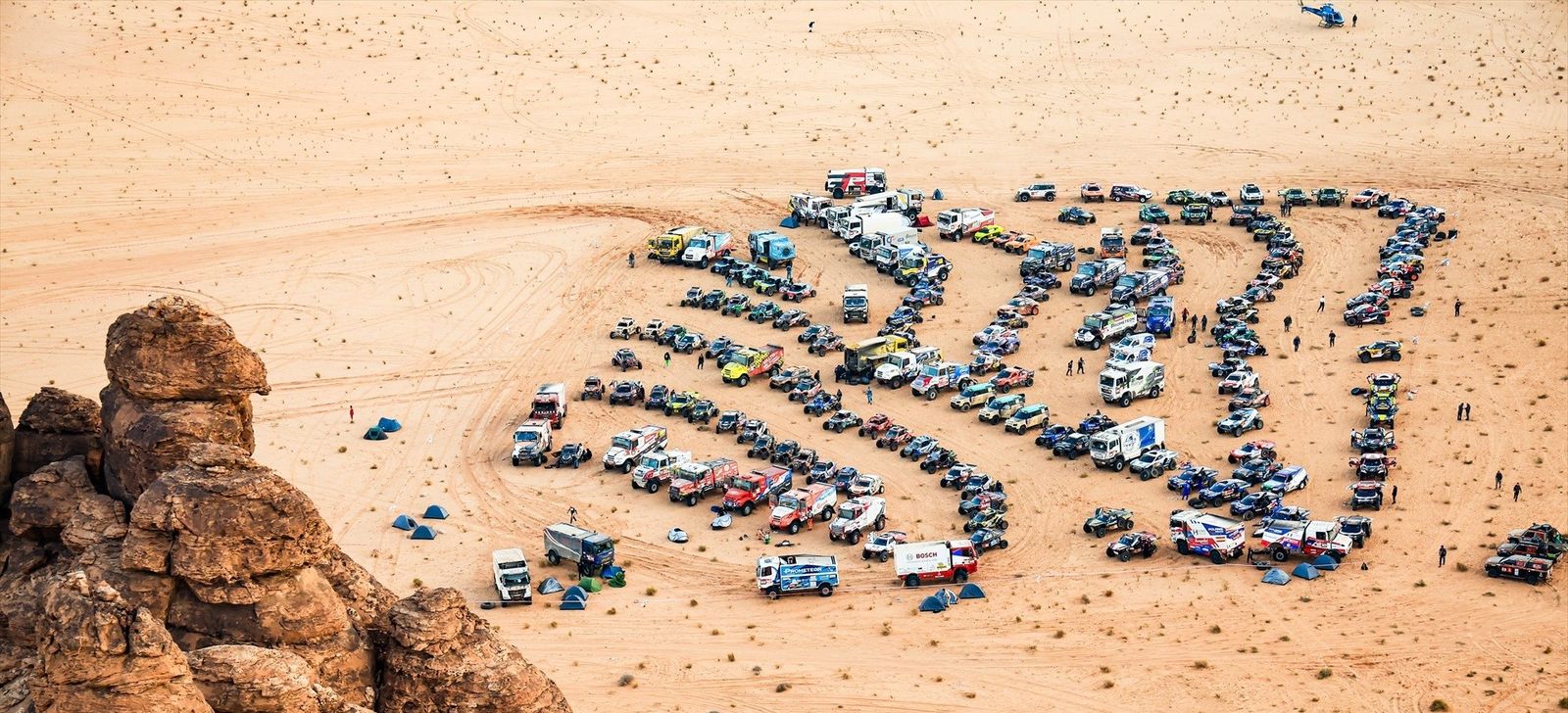 La caravana de coches y camiones del Dakar, en una de las paradas en el desierto.