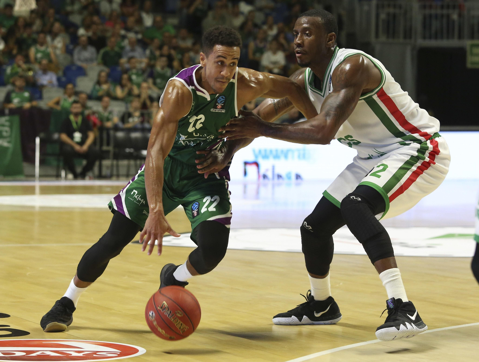 Brian Roberts intenta penetrar.