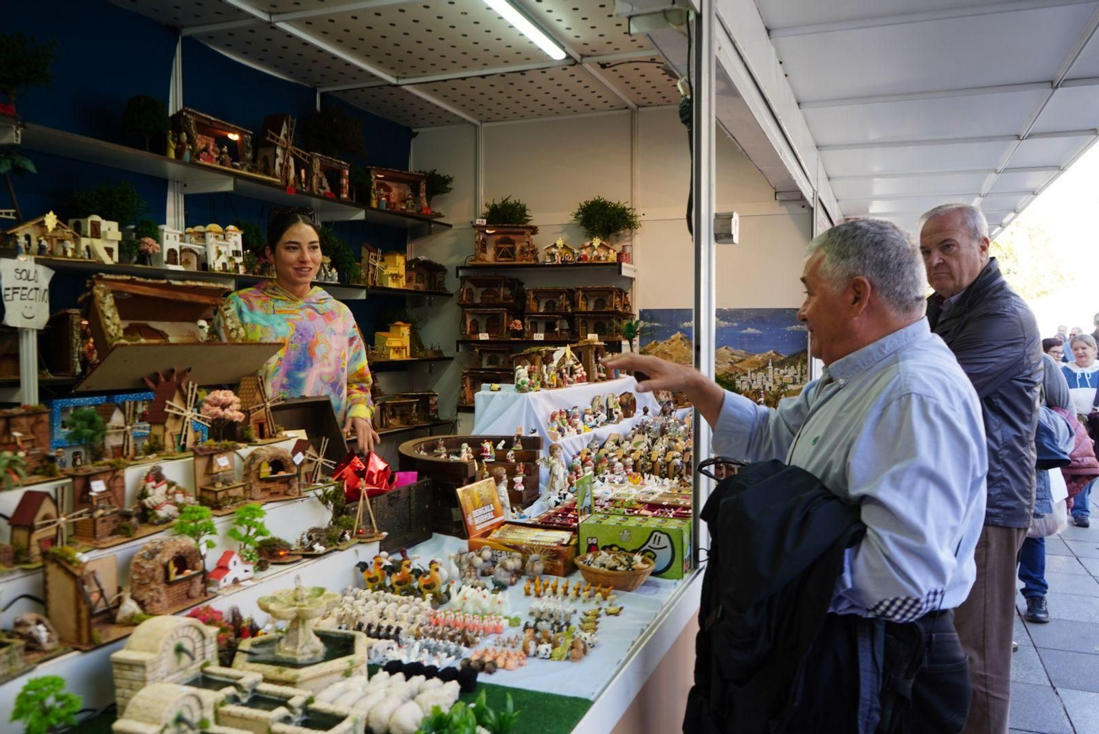 Granada prepara la Navidad: así está quedando Bib-Rambla con los tradicionales puestos de figuritas y belenes