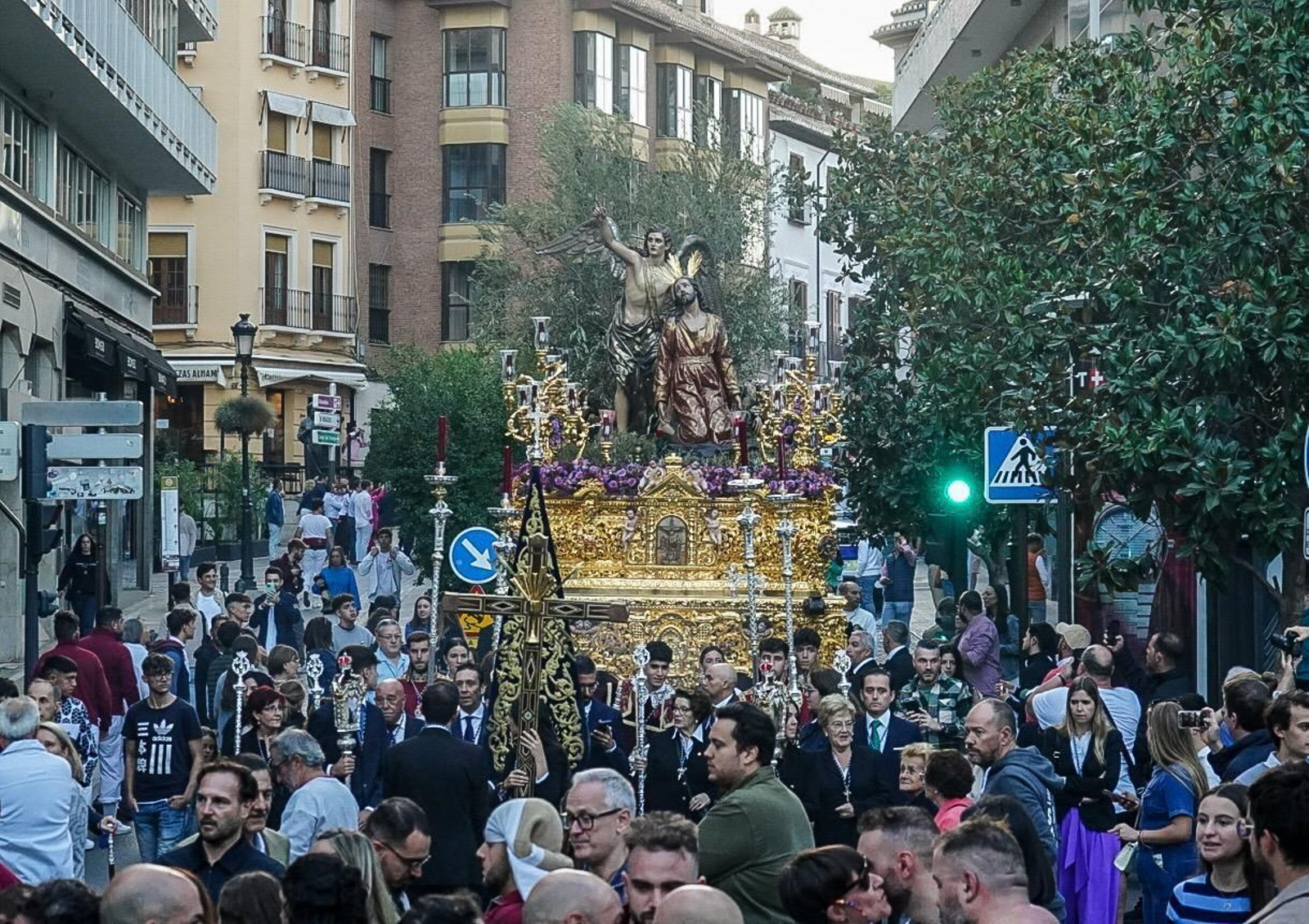 Imagen de uno de los traslados de los pasos procesionales participantes en la Magna de Granada
