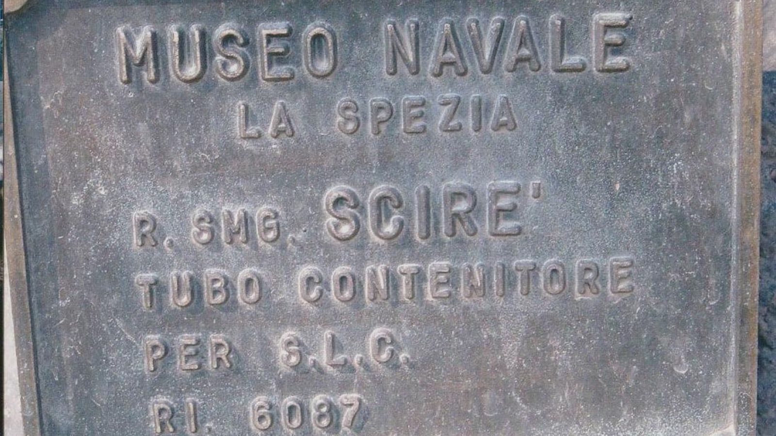 Placa metálica que acompaña al tubo contenedor del 'Sciré', conservado en La Spezia.