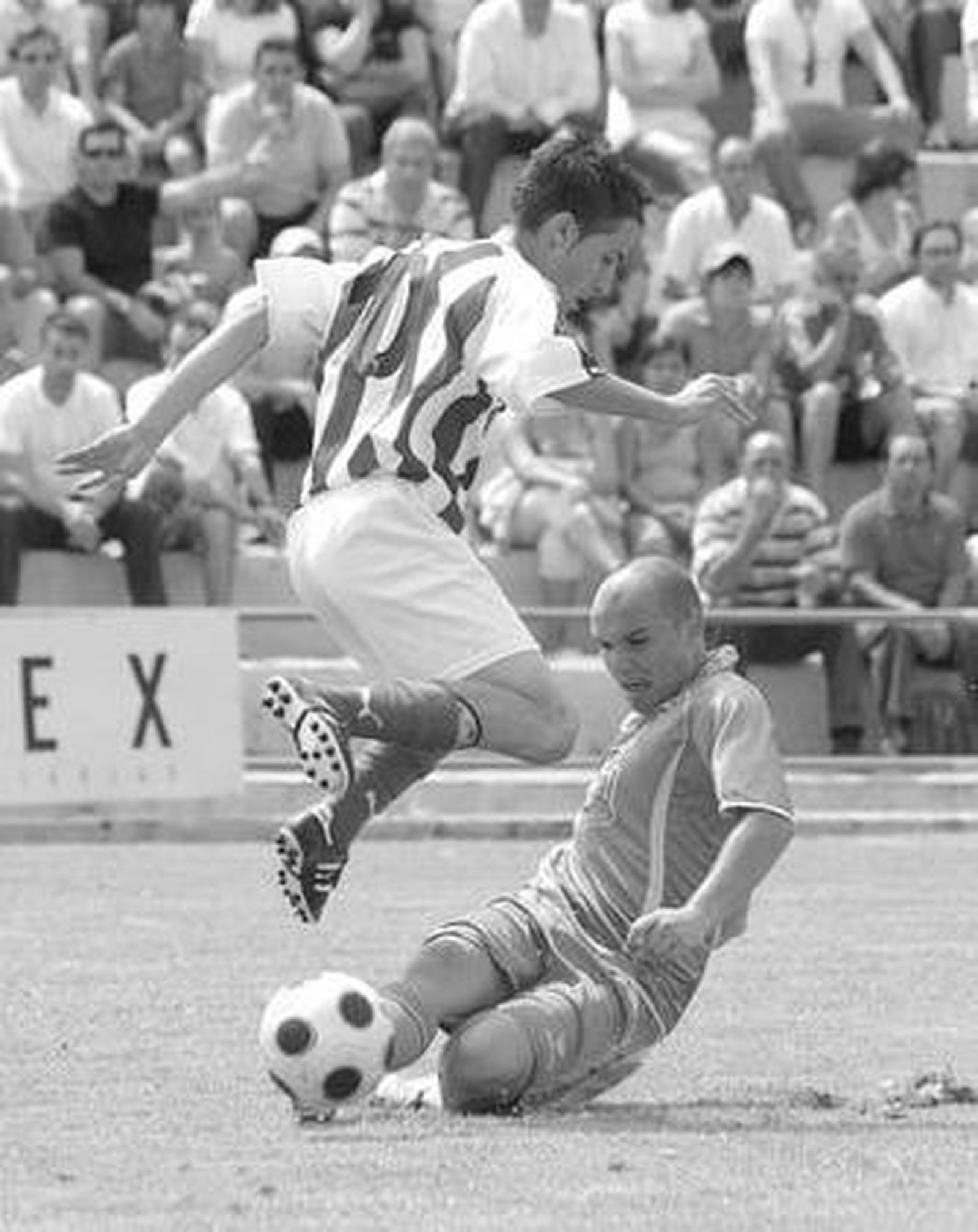 Loriente entra a ras de suelo al pacense Juanito.