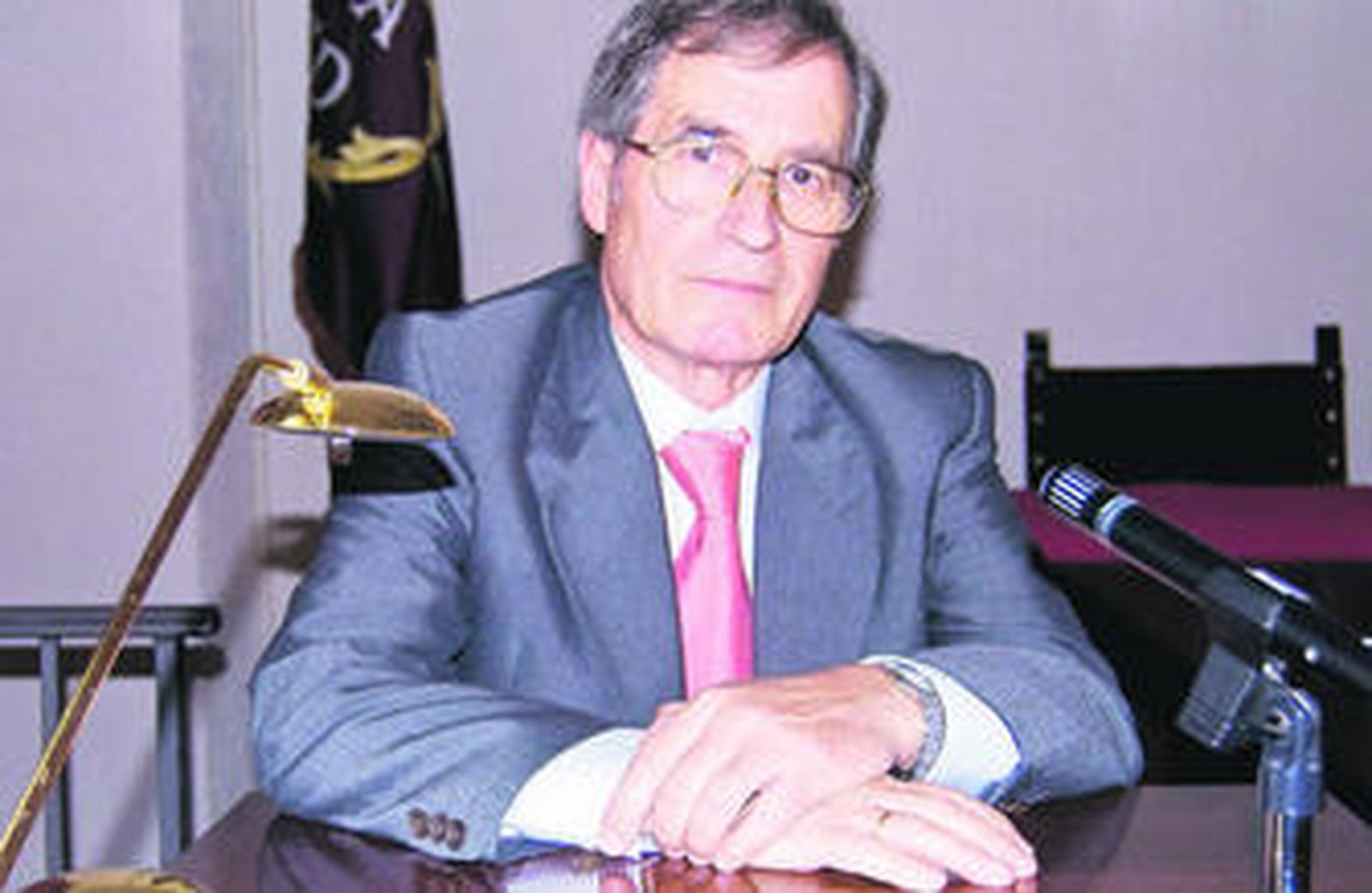 Gonzalo Martínez durante la presentación de su libro en la Real Academia de San Dionisio.