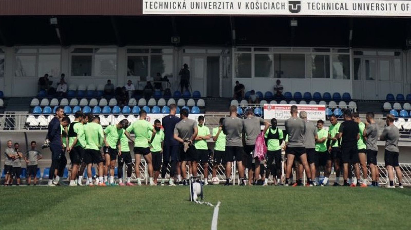La plantilla escuchando una de las charlas de Pellegrini en Eslovaquia