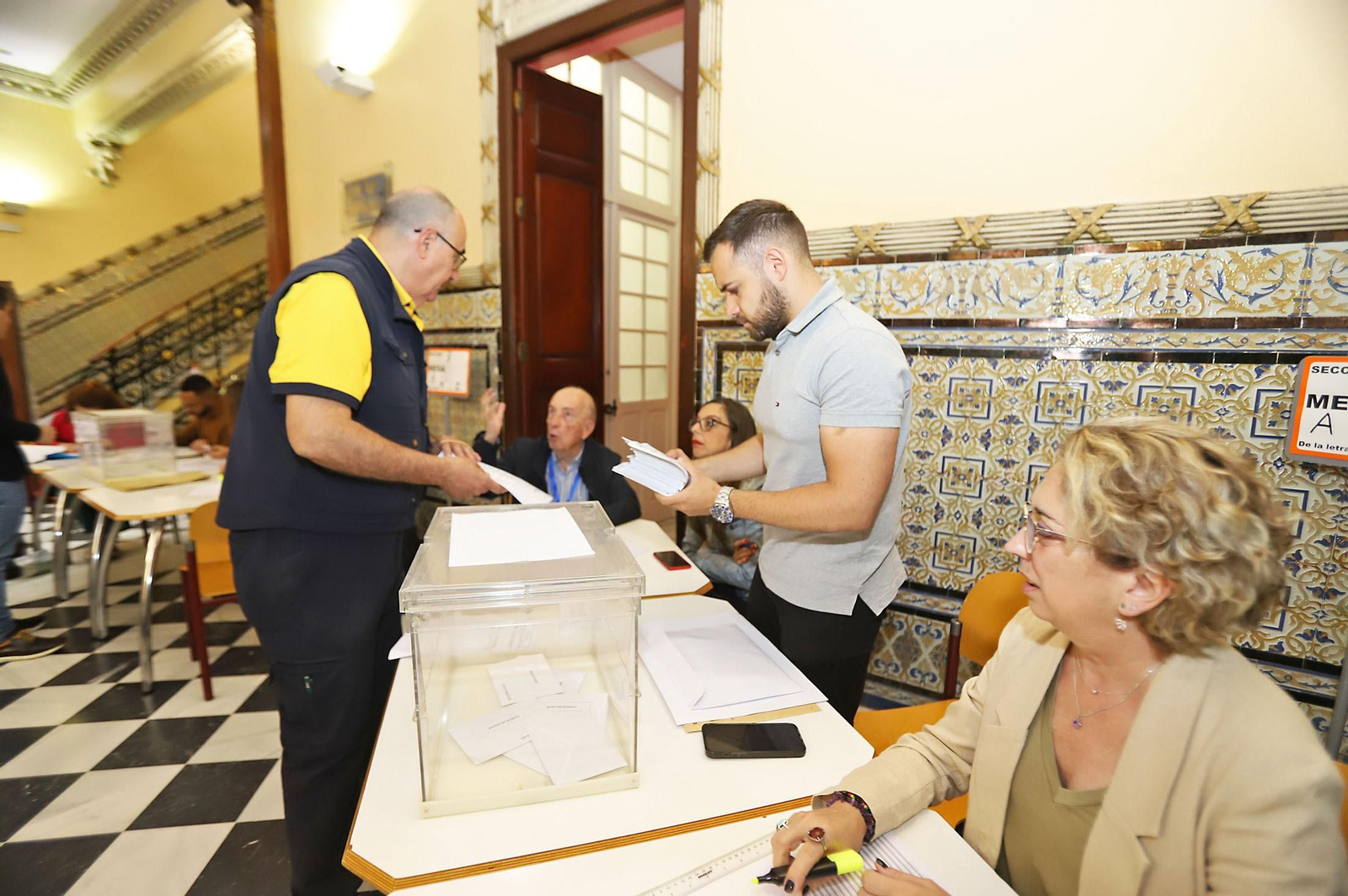 Elecciones 2023: Imágenes del inicio de la jornada electoral en Huelva