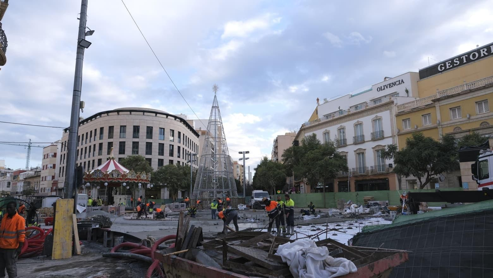 La Puerta Purchena de Almería en obras mientras instalan el árbol y el carrusel.
