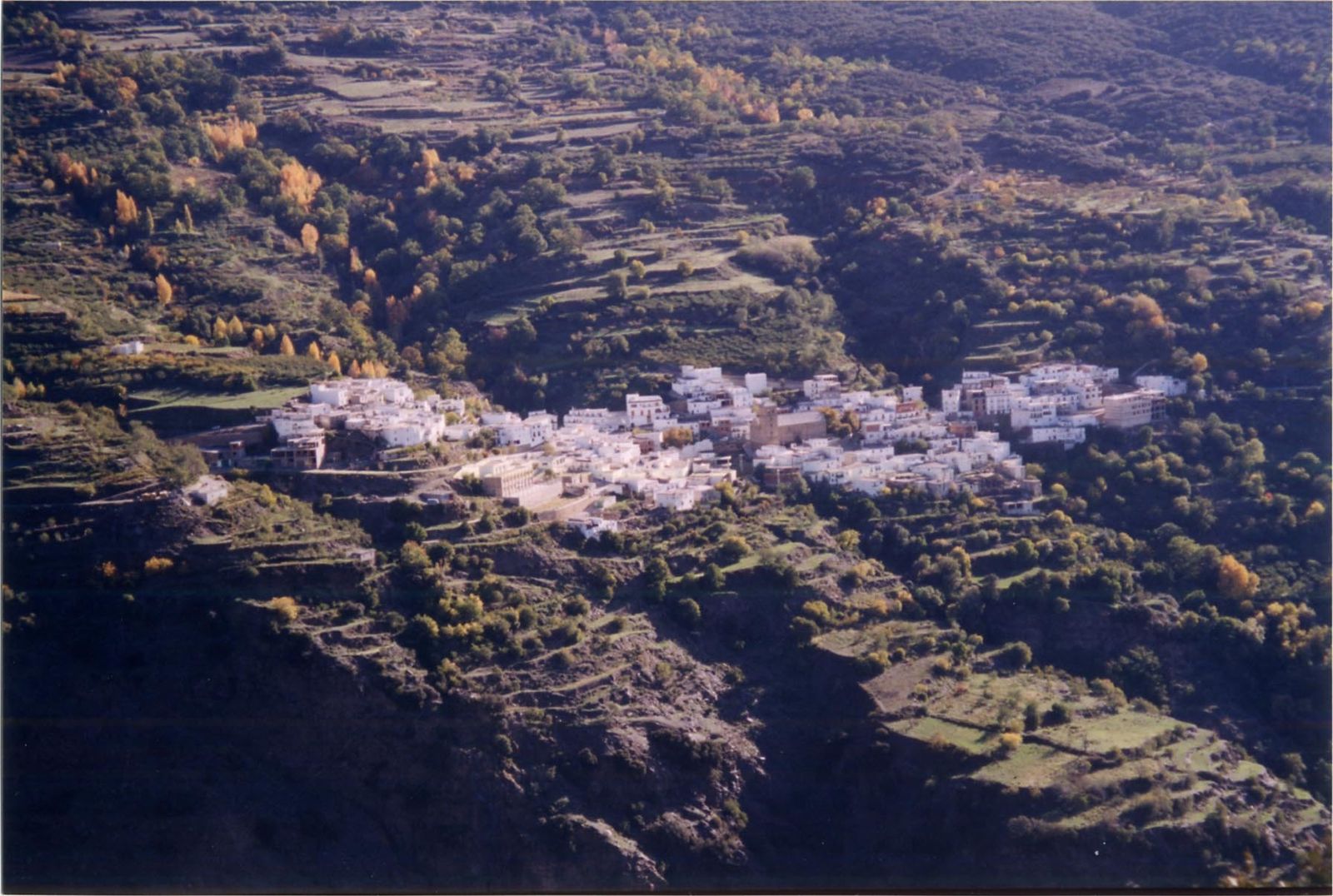 Paisaje rural con un pueblo entre los campos.