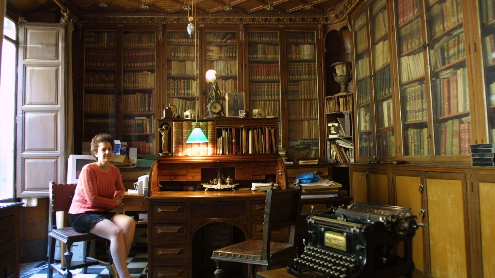 Bisnieta de Luis Seco de Lucena, en el despacho de su bisabuelo.